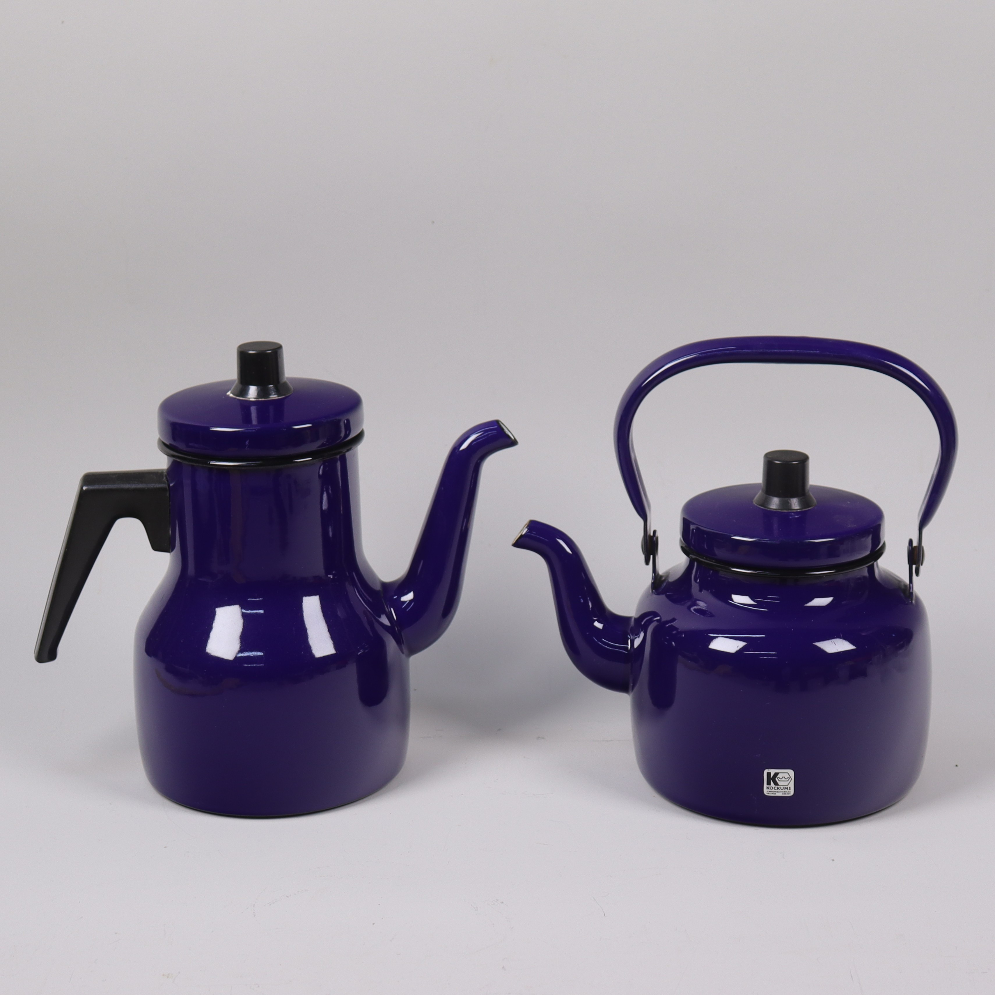 SIGURD PERSSON. "Kaffe-Petter" och "Sjömannen", Kockums, blå emalj.