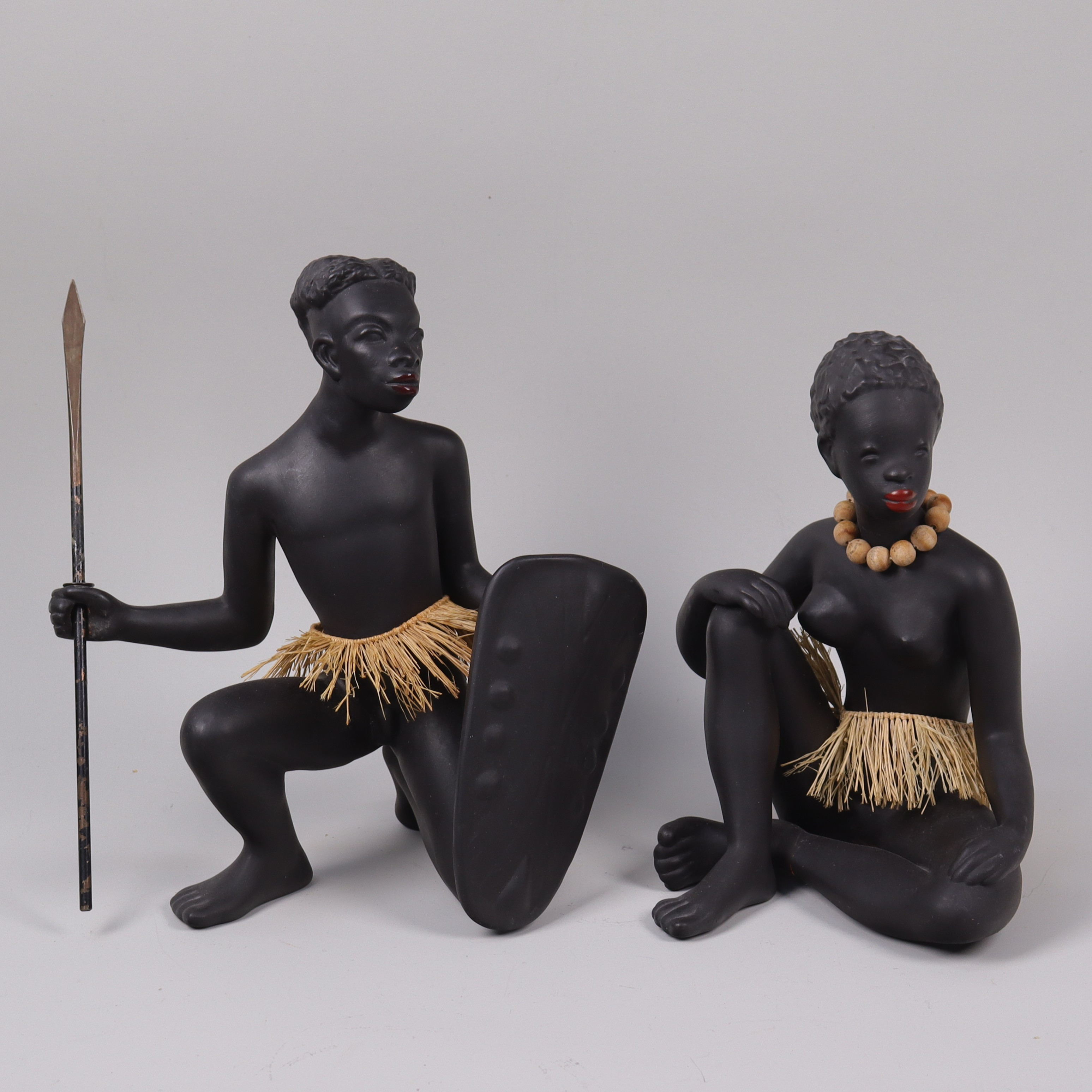 FIGURINER, Gmundner Keramik, Österike, afrikansk krigare och kvinna.