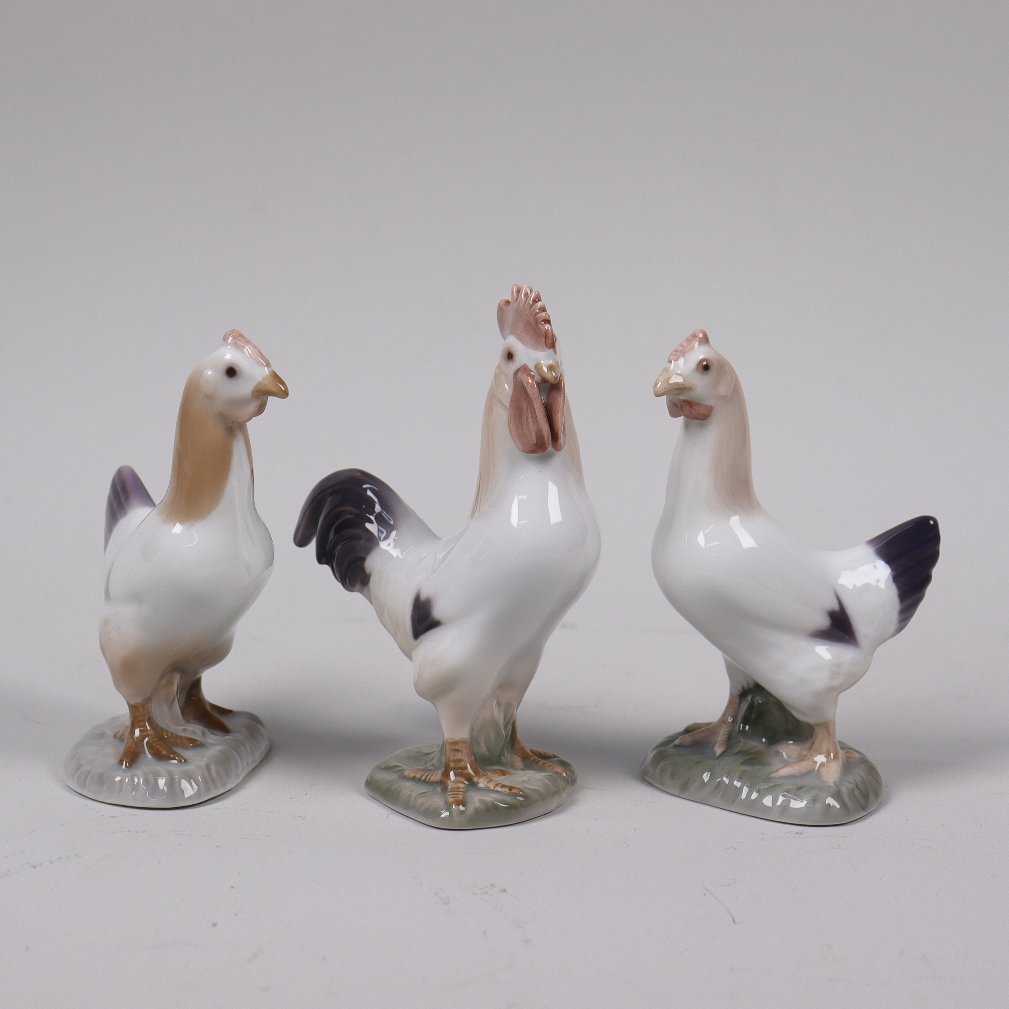 SVEND JESPERSEN. för Bing & Gröndahl, figurin #2193 och #2192, tupp med hönor, 3 delar.