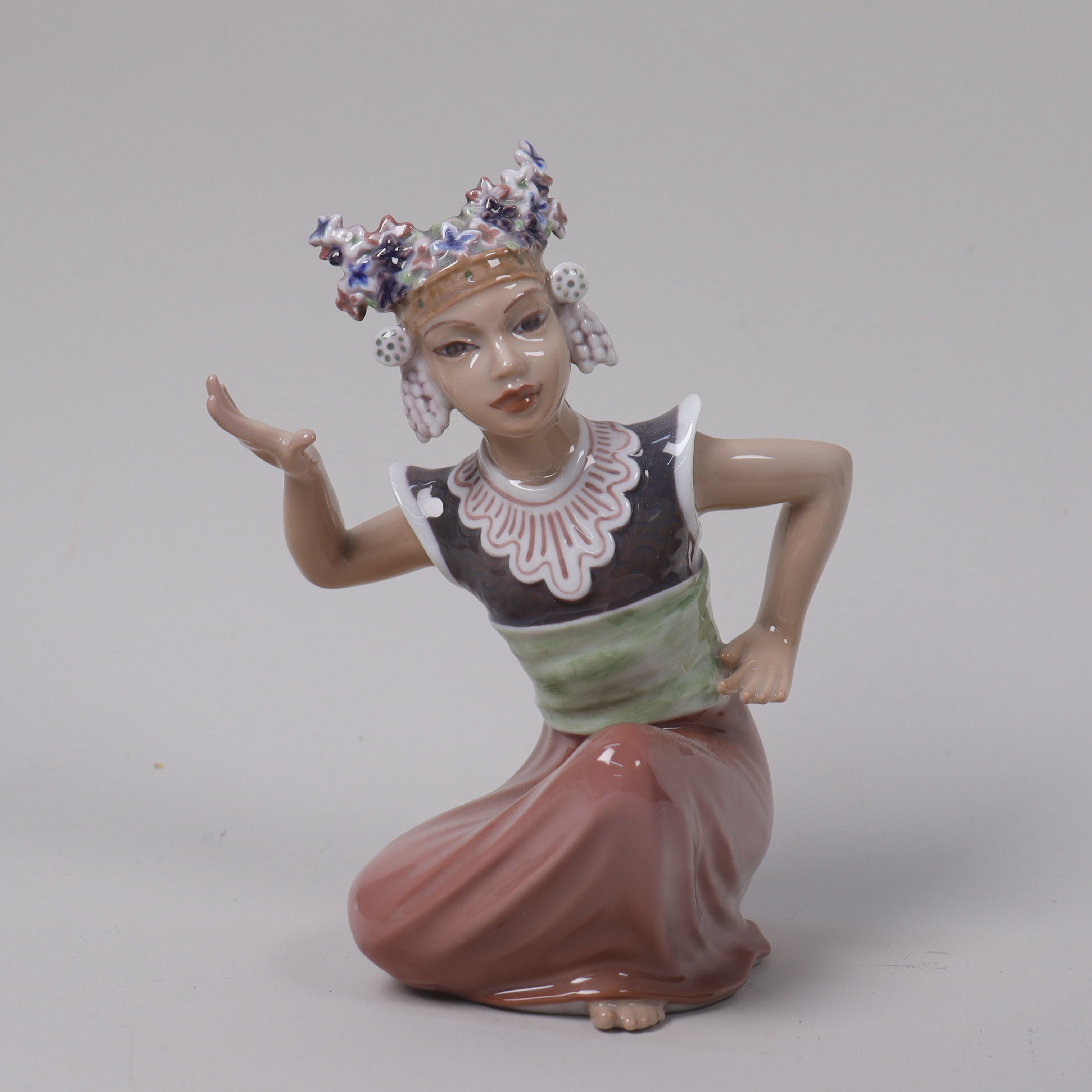 DAHL JENSEN. figurin #1323, "Monuia" asiatisk dansös.