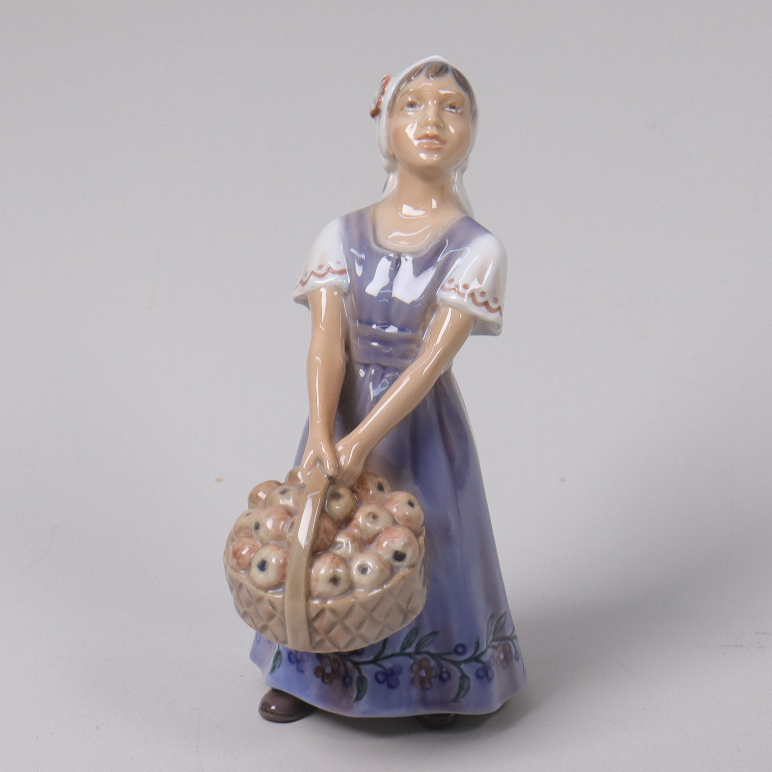 DAHL JENSEN. figurin #1287, flicka med äppelkorg.
