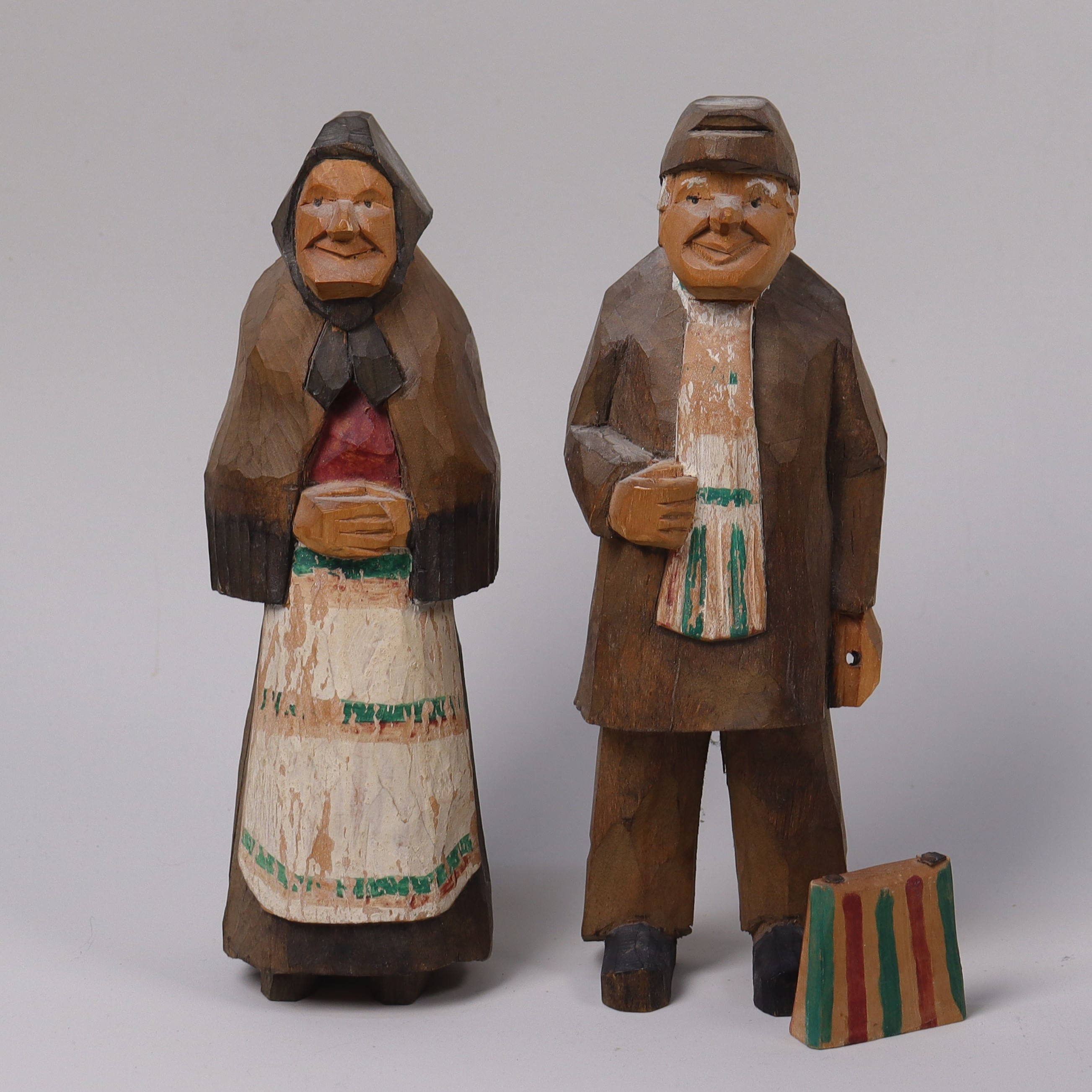 KJELL HALLONSTEN (1883–1963). Trelleborg, snidade trägubbar, äldre par, gubbe och gumma, 2st.