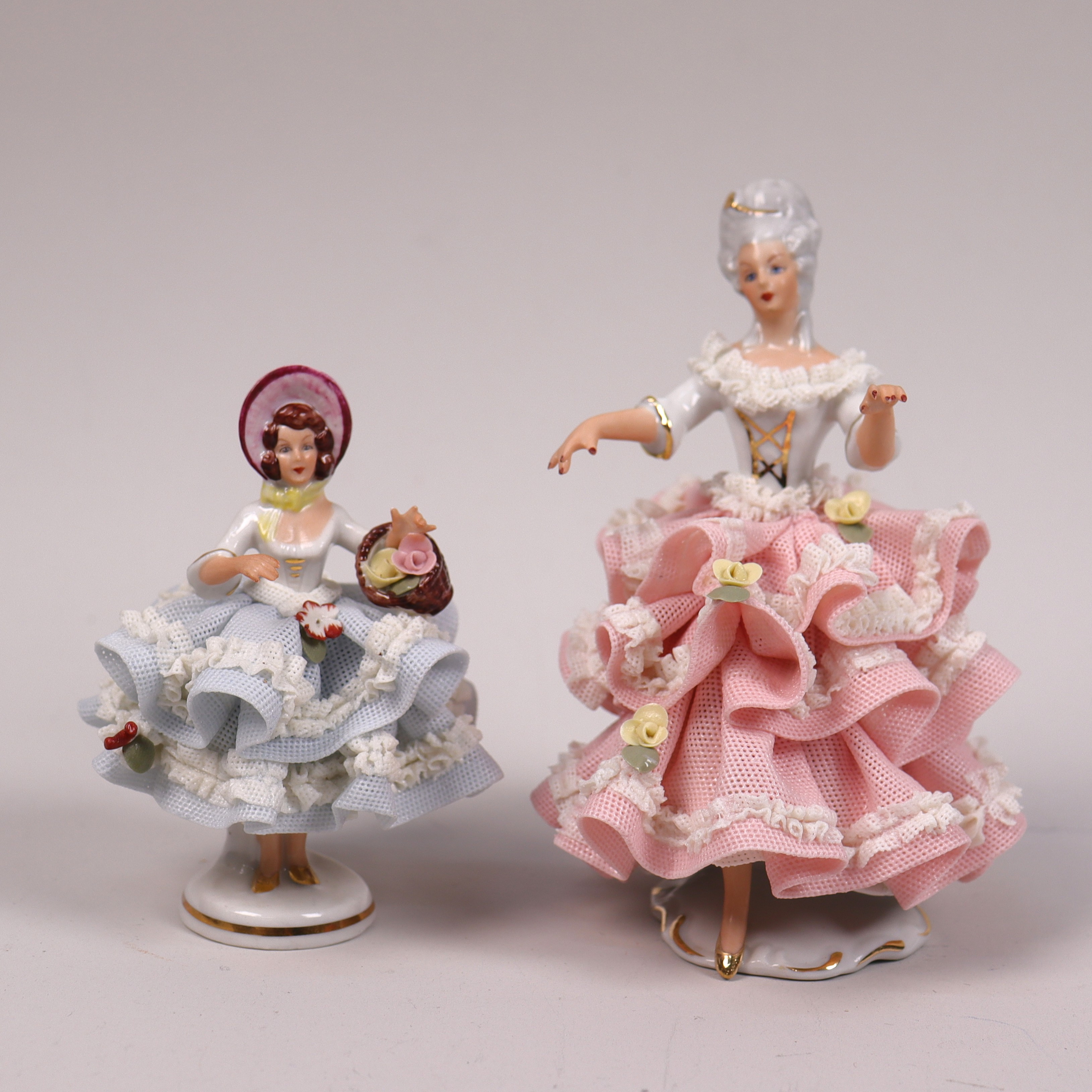 FIGURINER, Dresden, Tyskland, barocka damer med spetskänningar, porslin, 2 st.