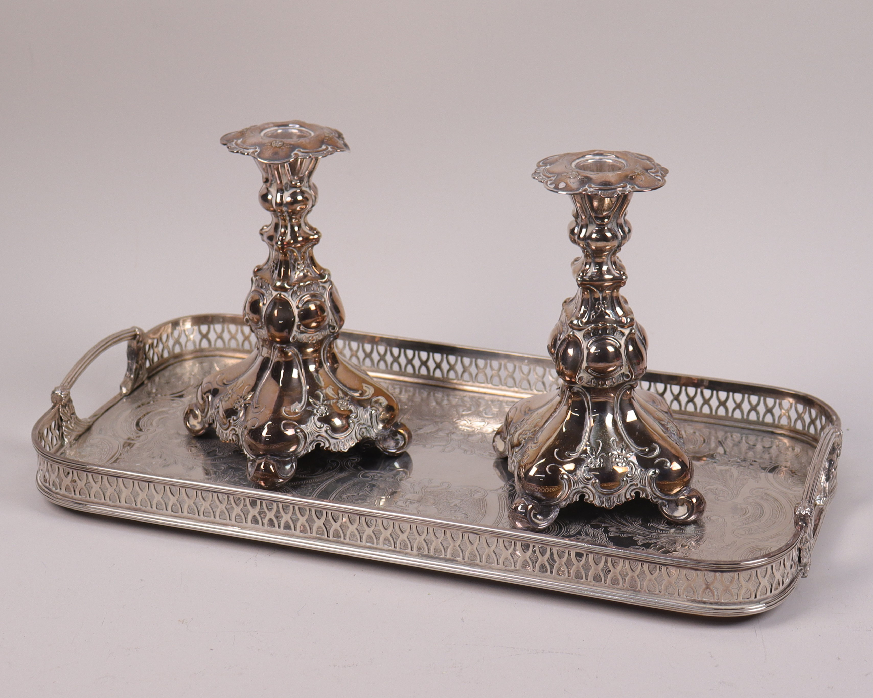 LJUSSTAKAR, barockstil samt bricka med genombruten kant, nysilver, 3 delar.