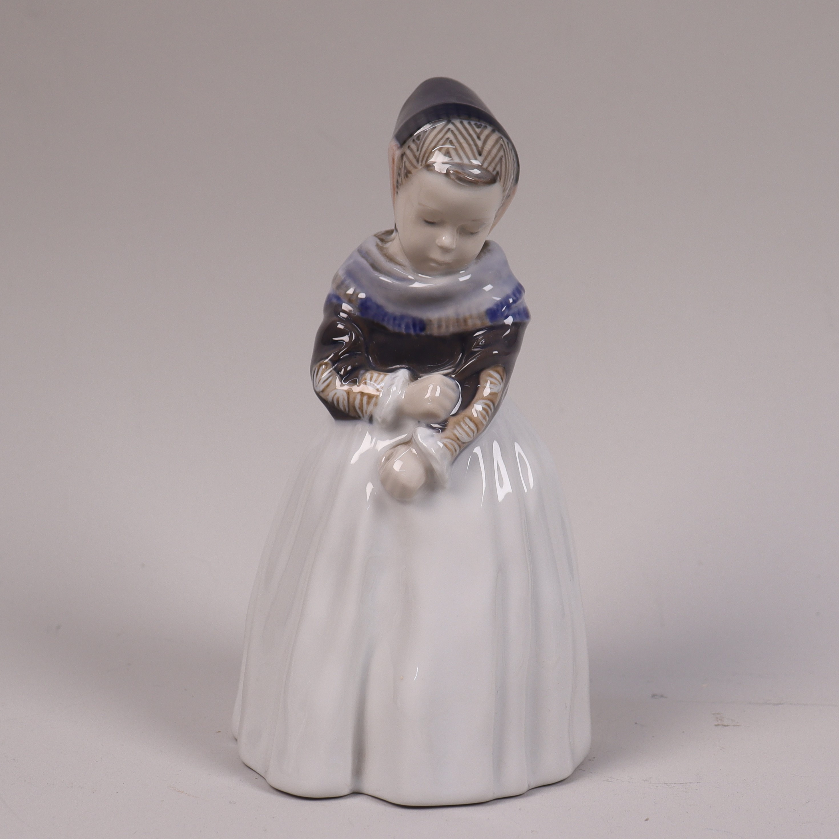 LOTTE BENTER. för Royal Copenhagen, figurin #1251, Amager flicka.