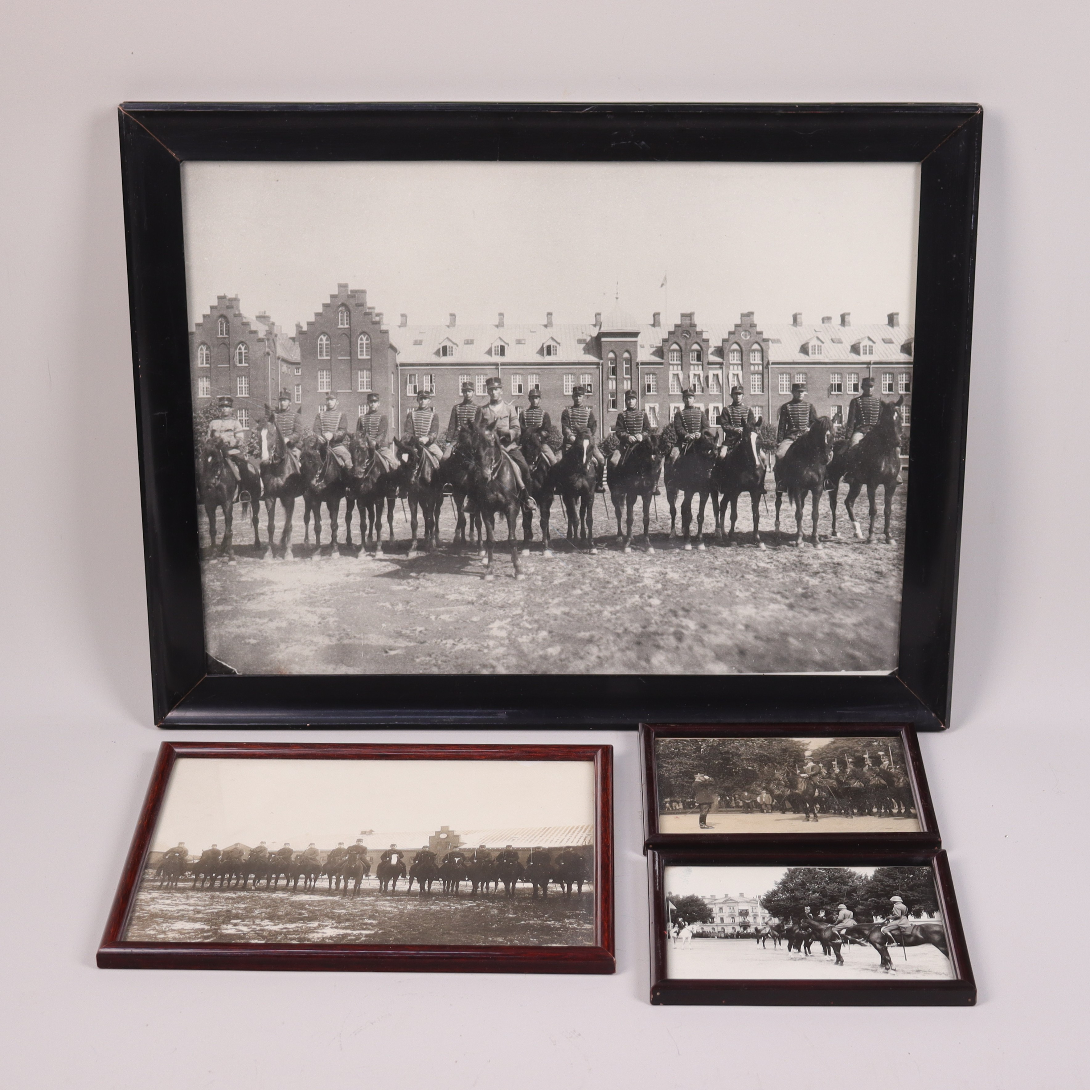 SKÅNSKA HUSARER, inramade fotografier, bl a Kronprinsens husarregemente, 4 st.