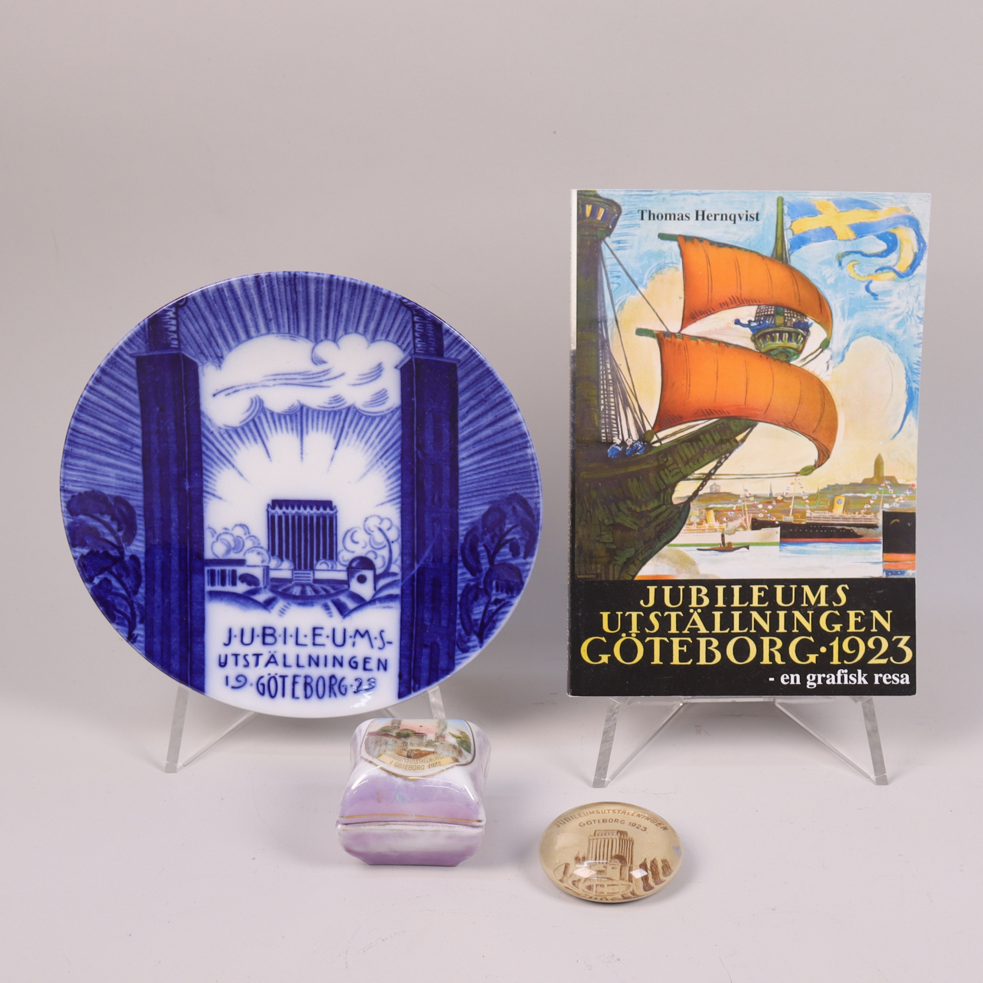 Memorabilia, Jubileumsutställningen i Göteborg 1923, tallrik, bok, brevpress samt ask, 4 delar.
