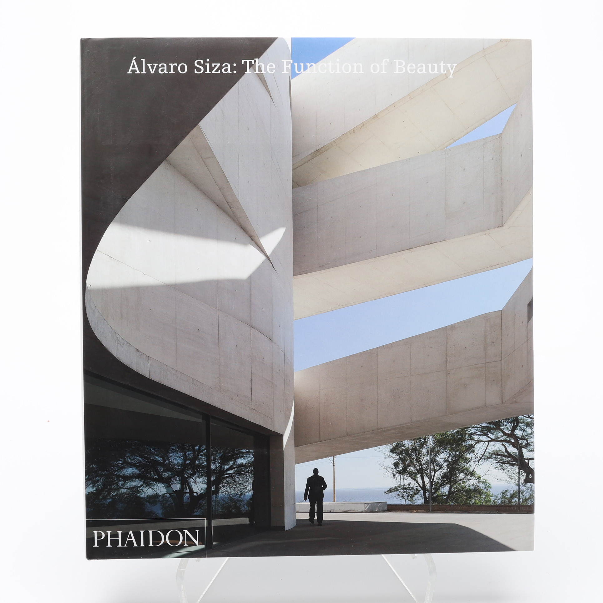 ARKITEKTUR. CARLOS CASTANHEIRA'S STORA OCH VÄL ILLUSTRERADE MONOGRAFI 2009 OM DEN PORTUGISISKE ARKITEKTEN ALVARO SIZA F. 1933.