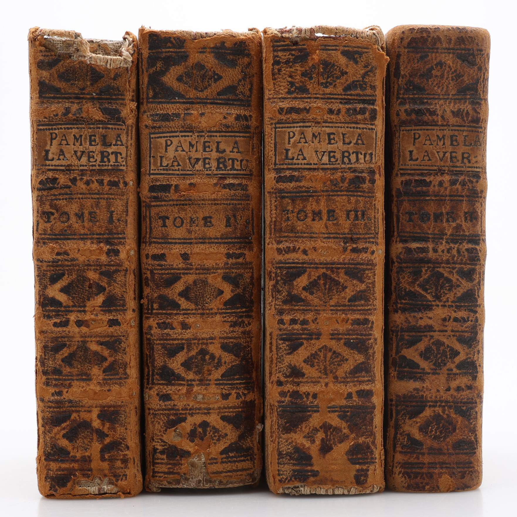 FRANSK UTGÅVA AV DEN BRITTISKE FÖRFATTAREN SAMUEL RICHARDSON - PAMÉLA OU LA VERTU RECOMPANSEÉ I FYRA VOLYMER 1744-1745 MED ETT 30-TAL HELSIDES KOPPARSTICK.