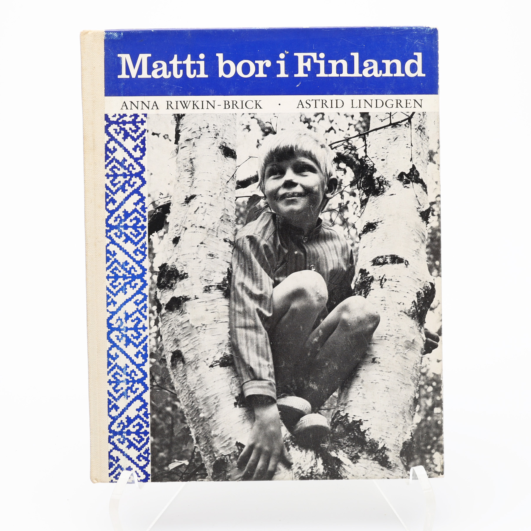 FOTOGRAFEN ANNA WIWKIN-BRICKS OCH ASTRID LINDGRENS MATTI BOR I FINLAND 1968.