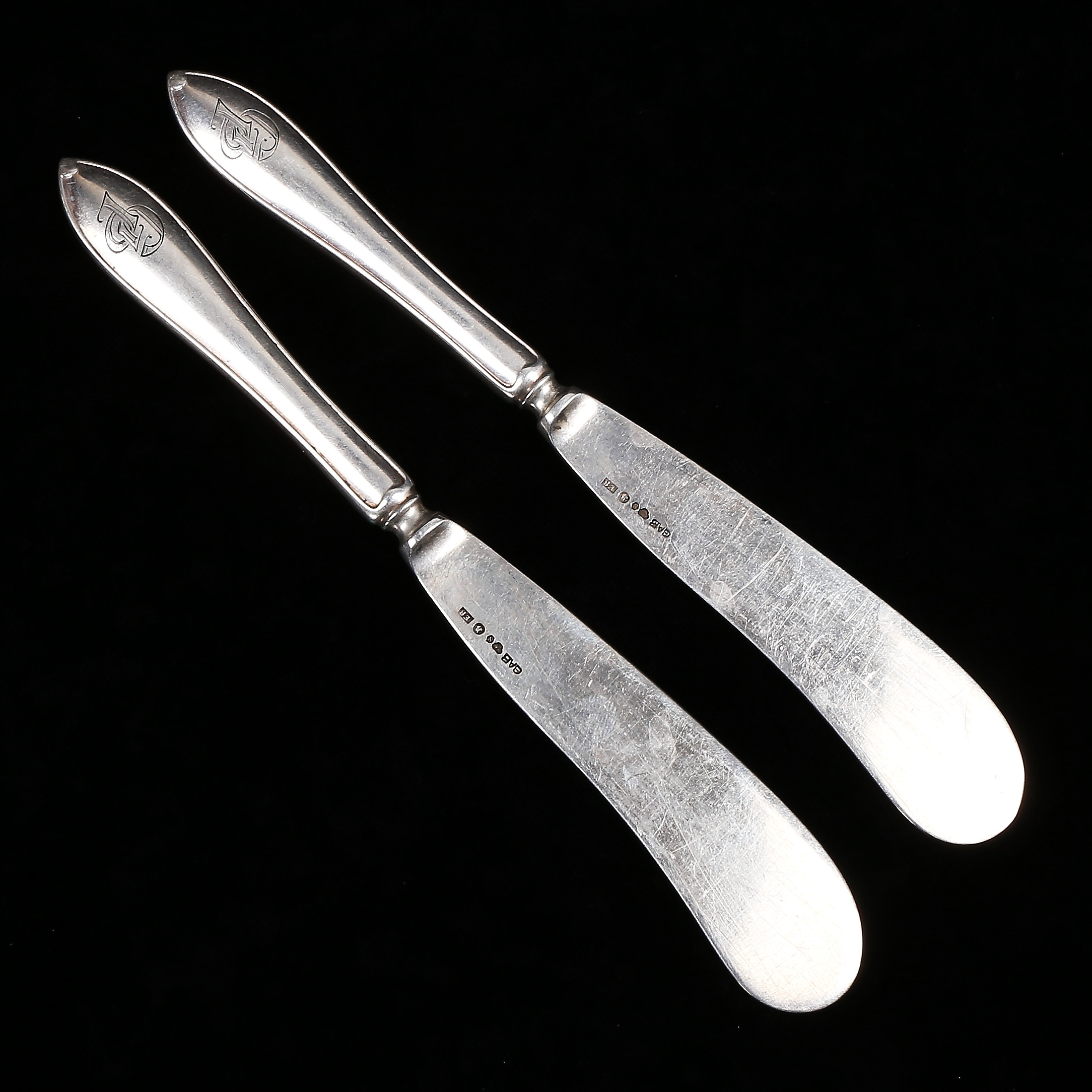 SMÖRKNIVAR, 2 st, silver, "Svensk Spetsig", GAB, Stockholm 1931, vikt 163 gram.