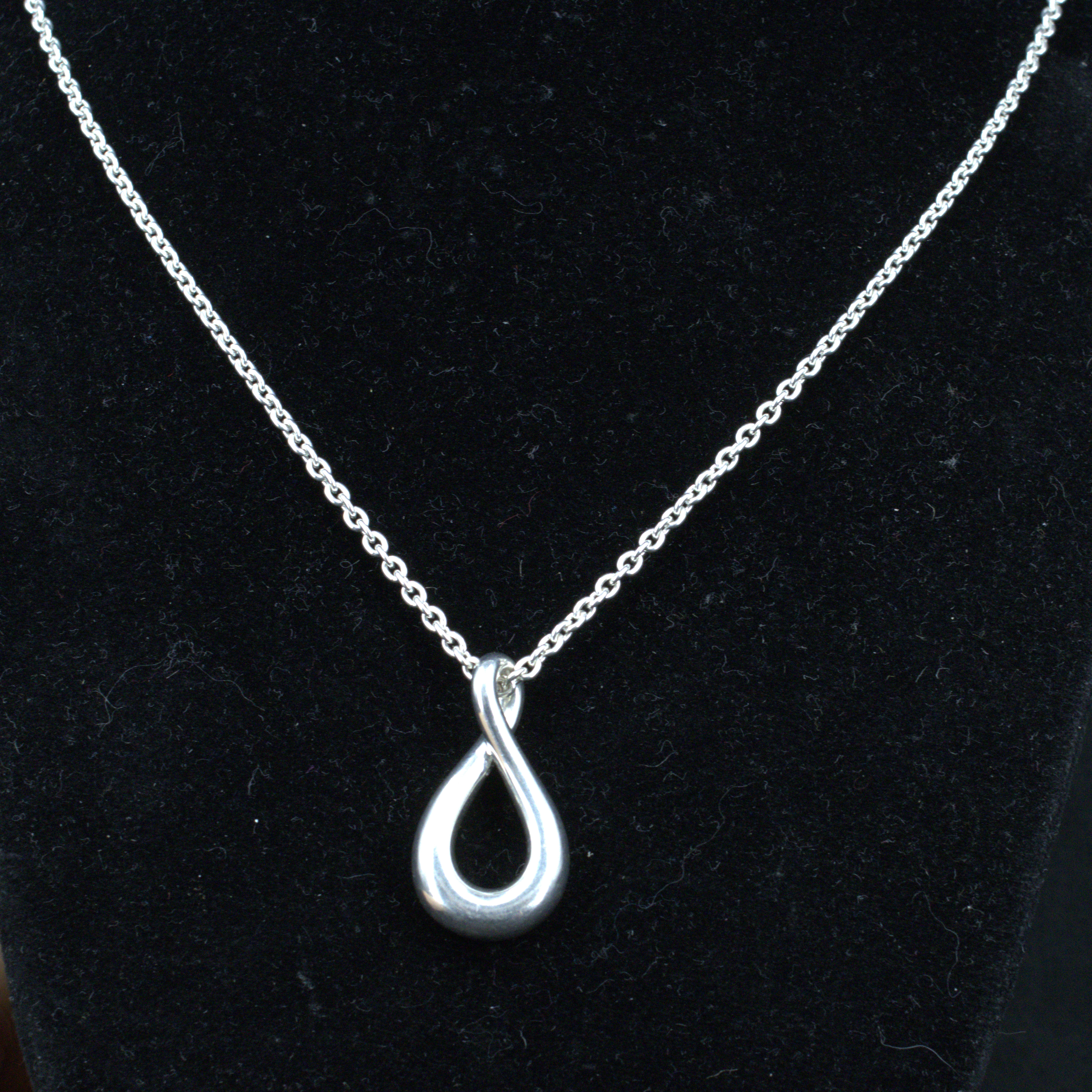 CAROLINA GYNNING. Halsband med hänge, "Eternity Drop", sterlingsilver, stämplad CG.