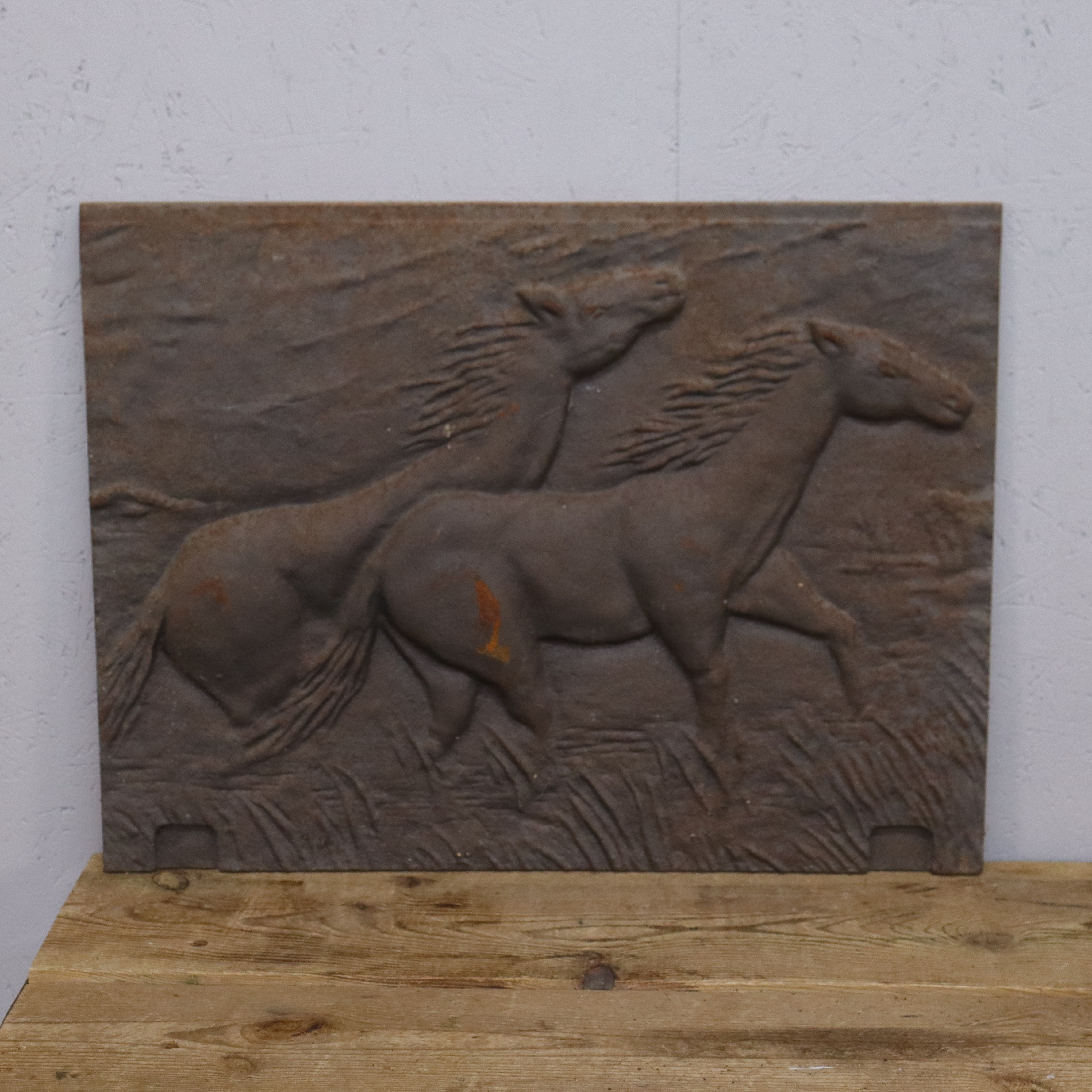 VÄGGDEKORATION, gjutjärn med hästar i relief.