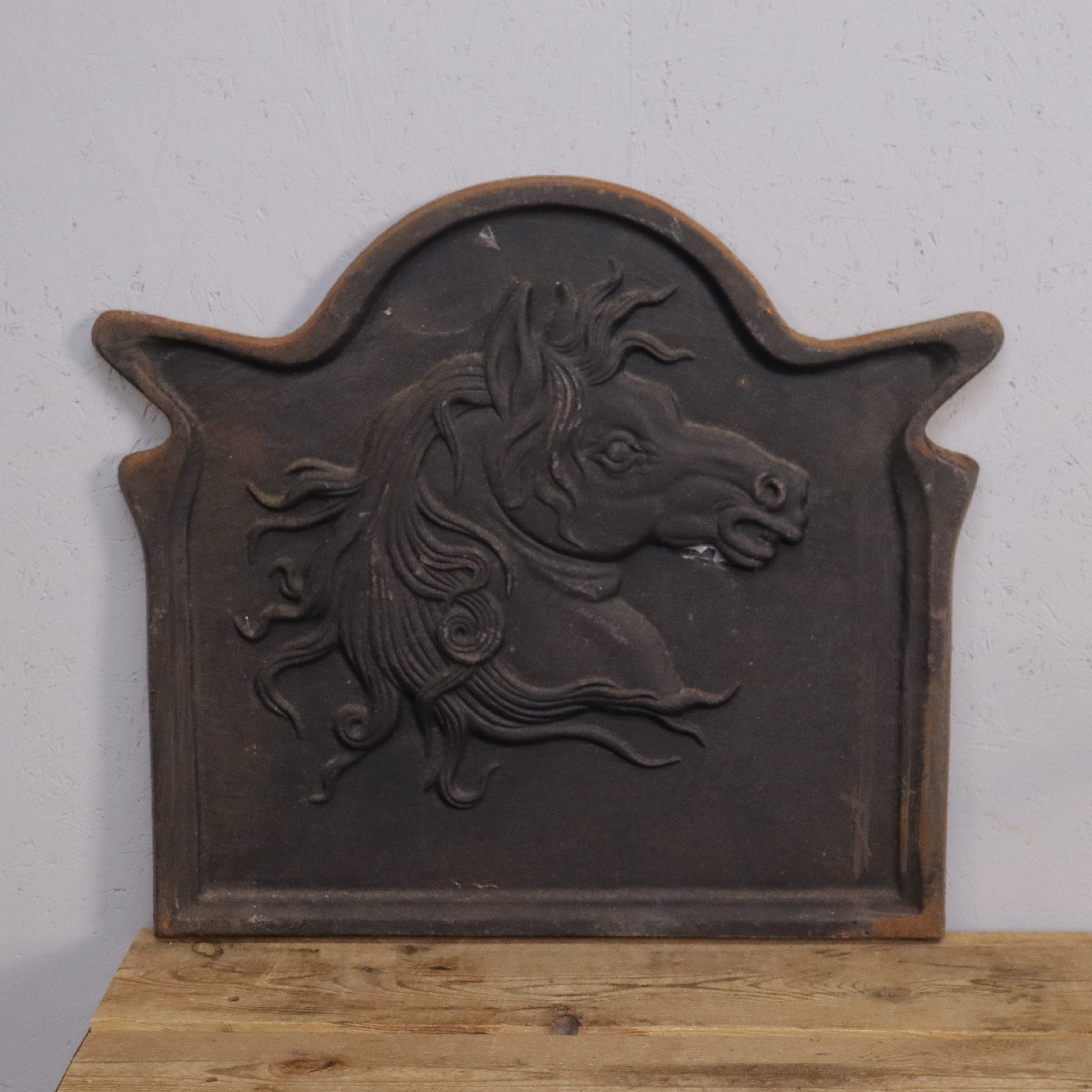 VÄGGDEKORATION, gjutjärn med häst i relief.