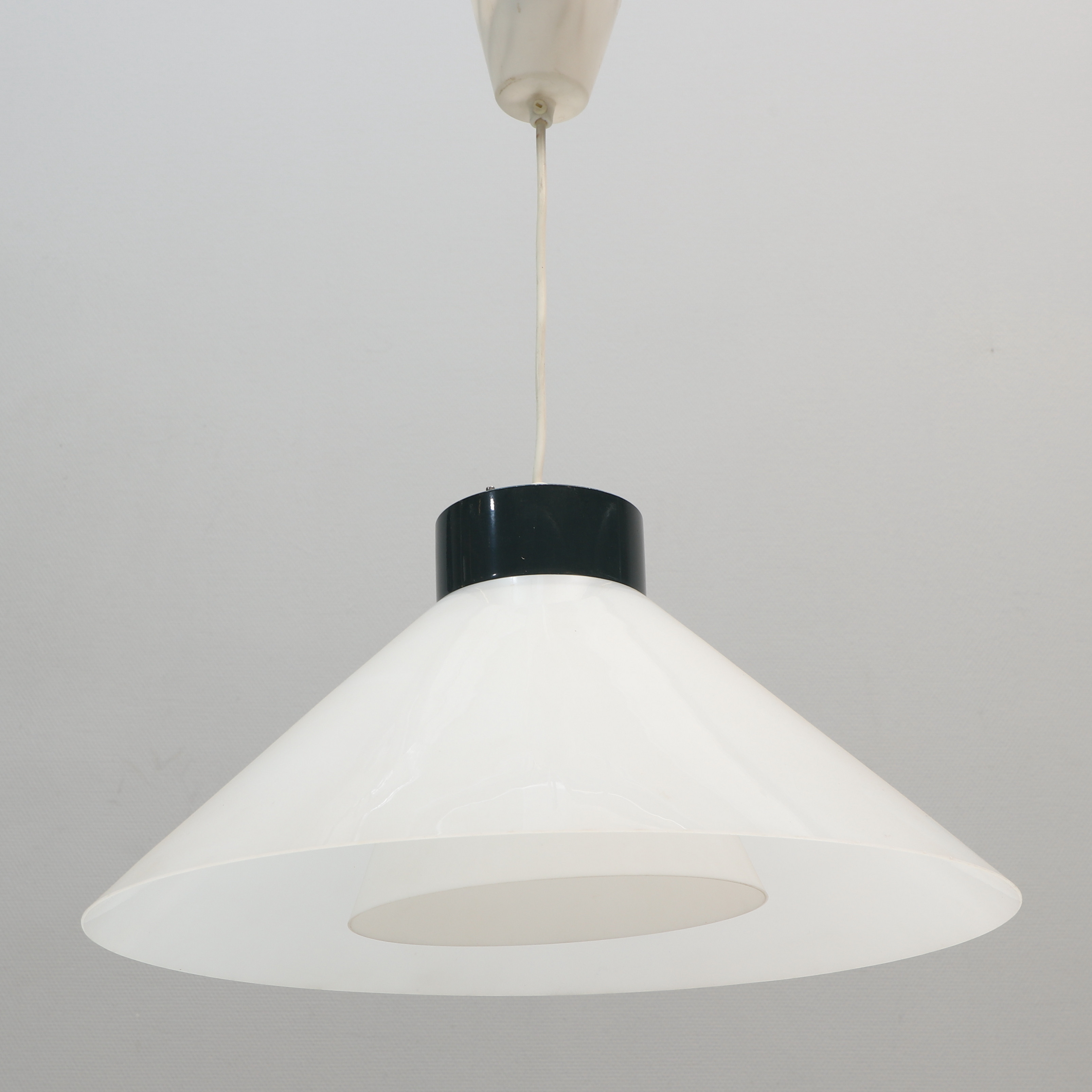 HANS-AGNE JAKOBSSON. Taklampa, plast & metall, 1900-talets senare hälft, Markaryd.
