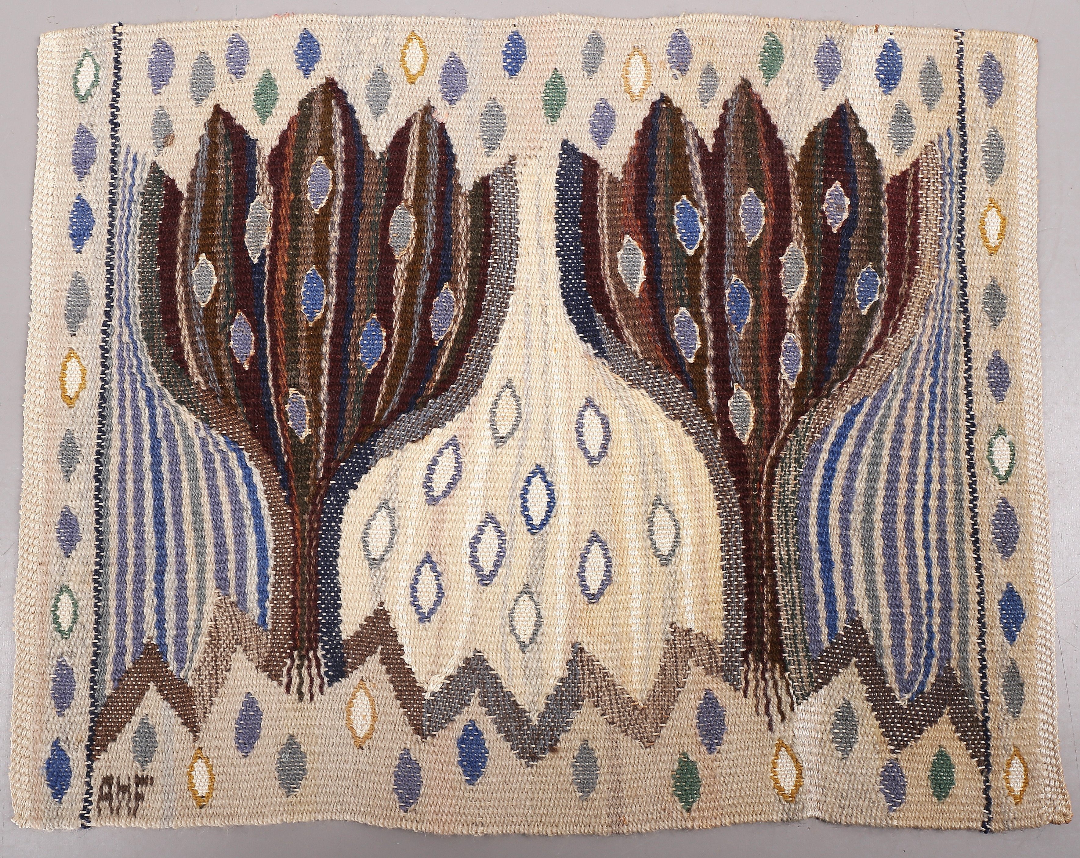 ANN-MARIE FORSBERG LINDBLOM, MÄRTA MÅÅS-FJETTERSTRÖM. Vävnad/duk, "Blå Crokus", formgiven 1945.