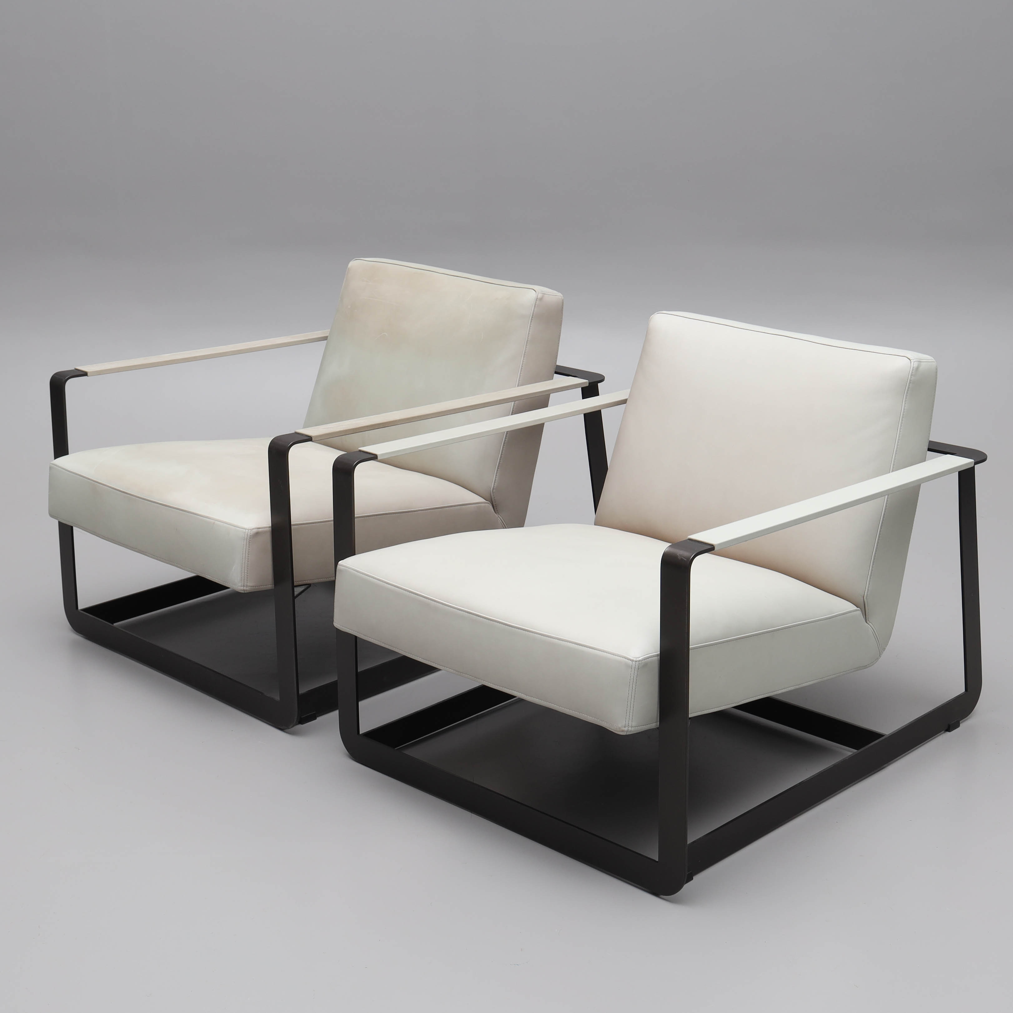 FÅTÖLJER, ett par, lackad metall, skinn, "Gravity Chair", Txtur, samtida.