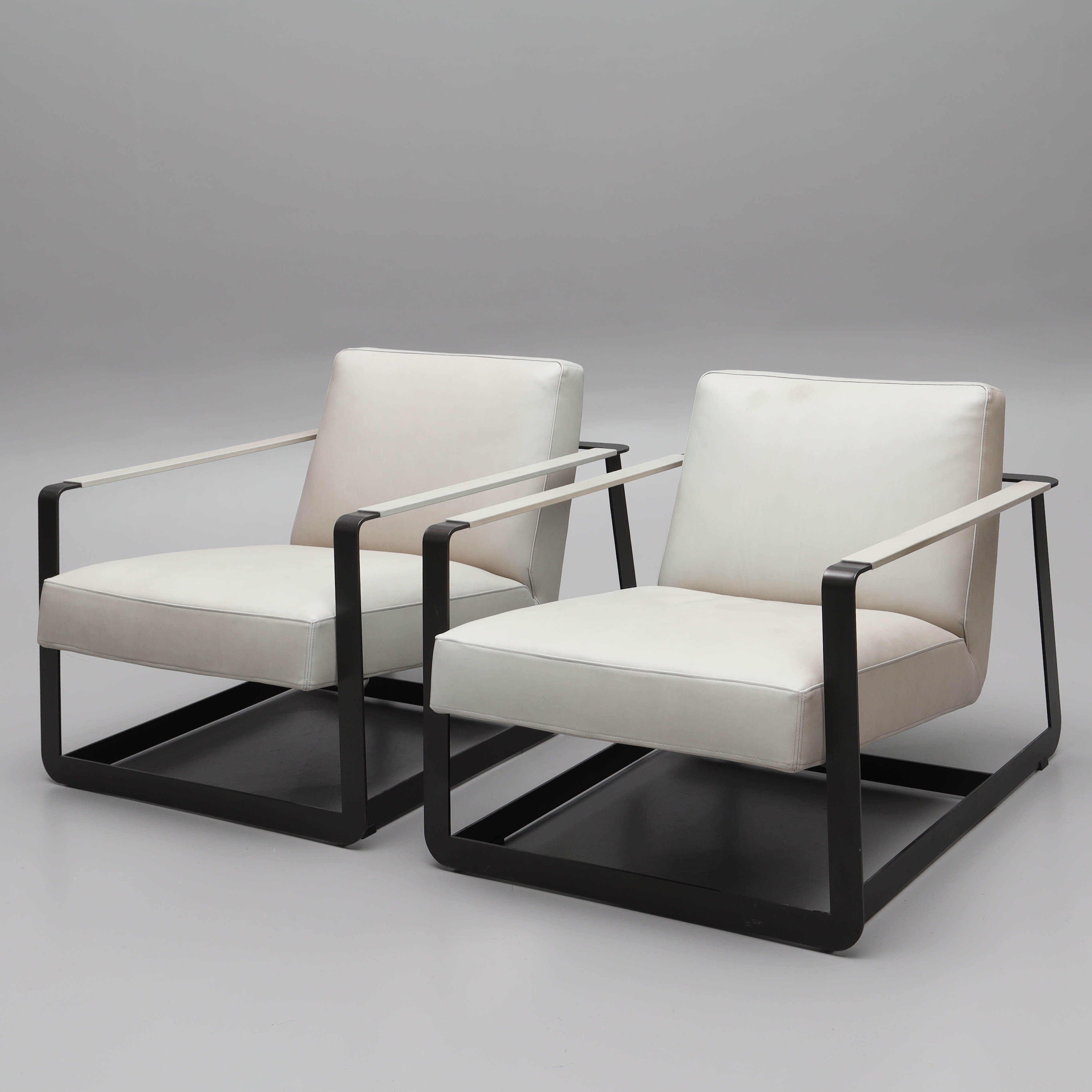 FÅTÖLJER, ett par, lackad metall, skinn, "Gravity Chair", Txtur, samtida.