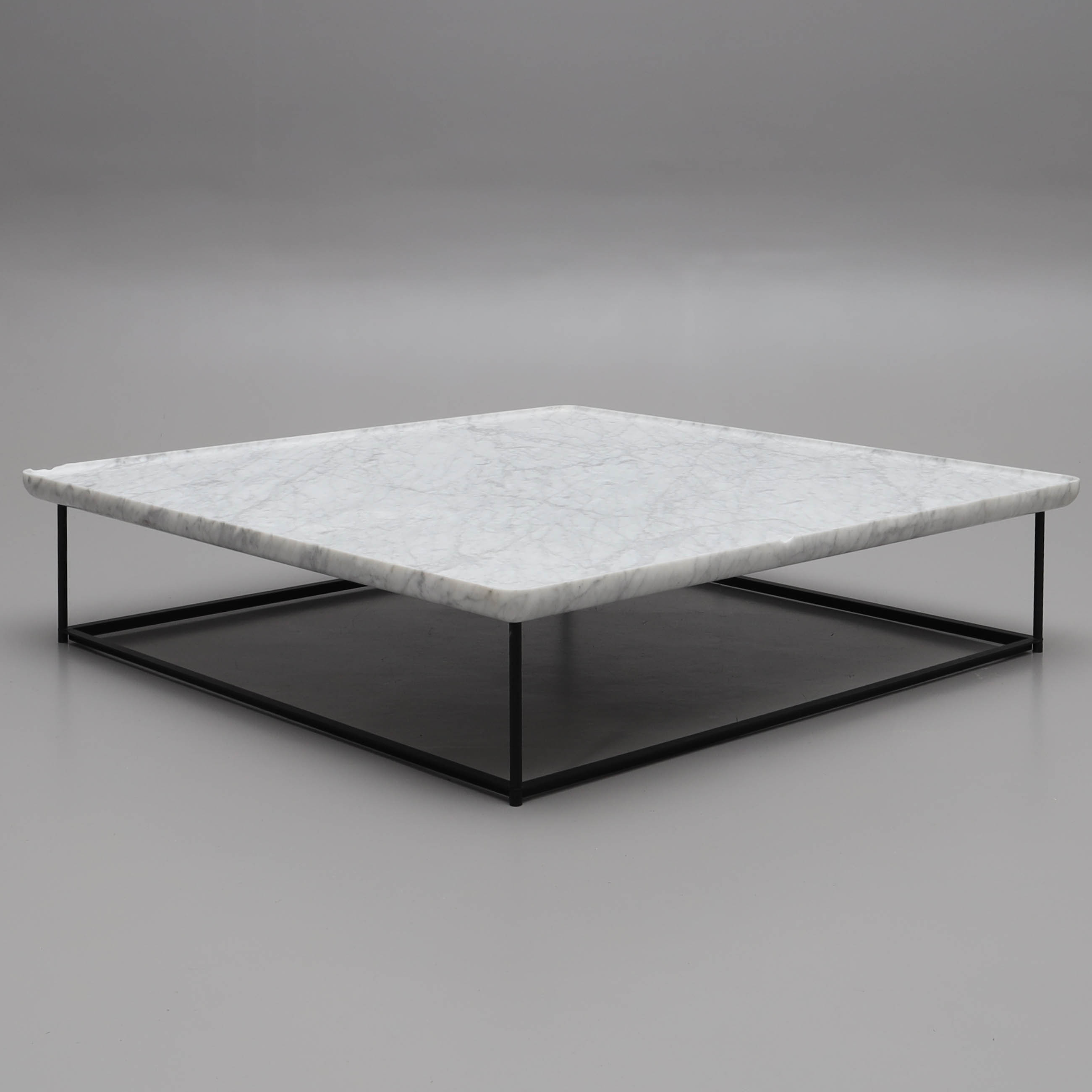 LUCA NICHETTO. Soffbord, bordsskiva i carrara marmor, ben i svärtad metall, "Torei", Cassina.