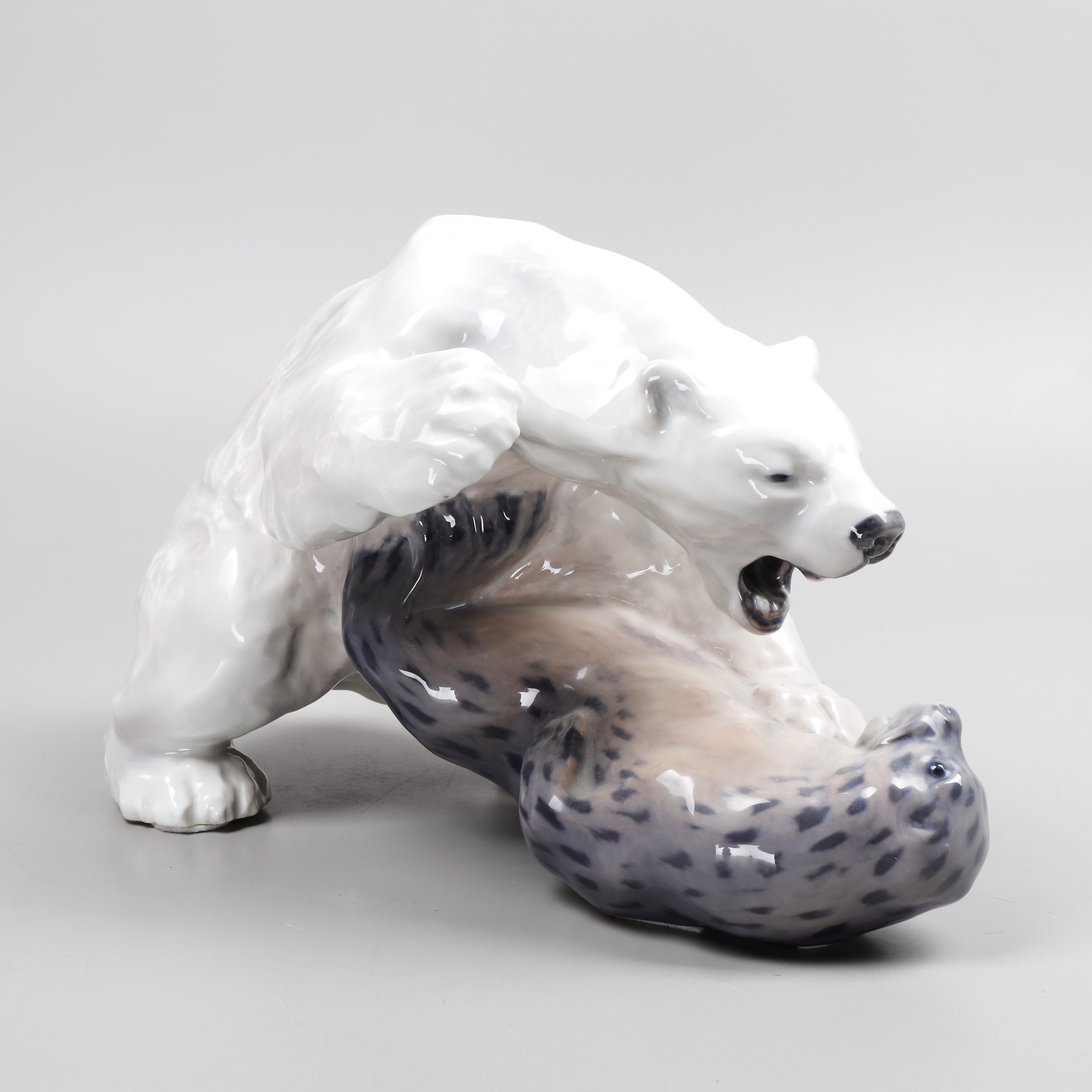 KNUD KYHN. Figurin, isbjörn och säl, porslin, nr 1108, Royal Copenhagen, Danmark.