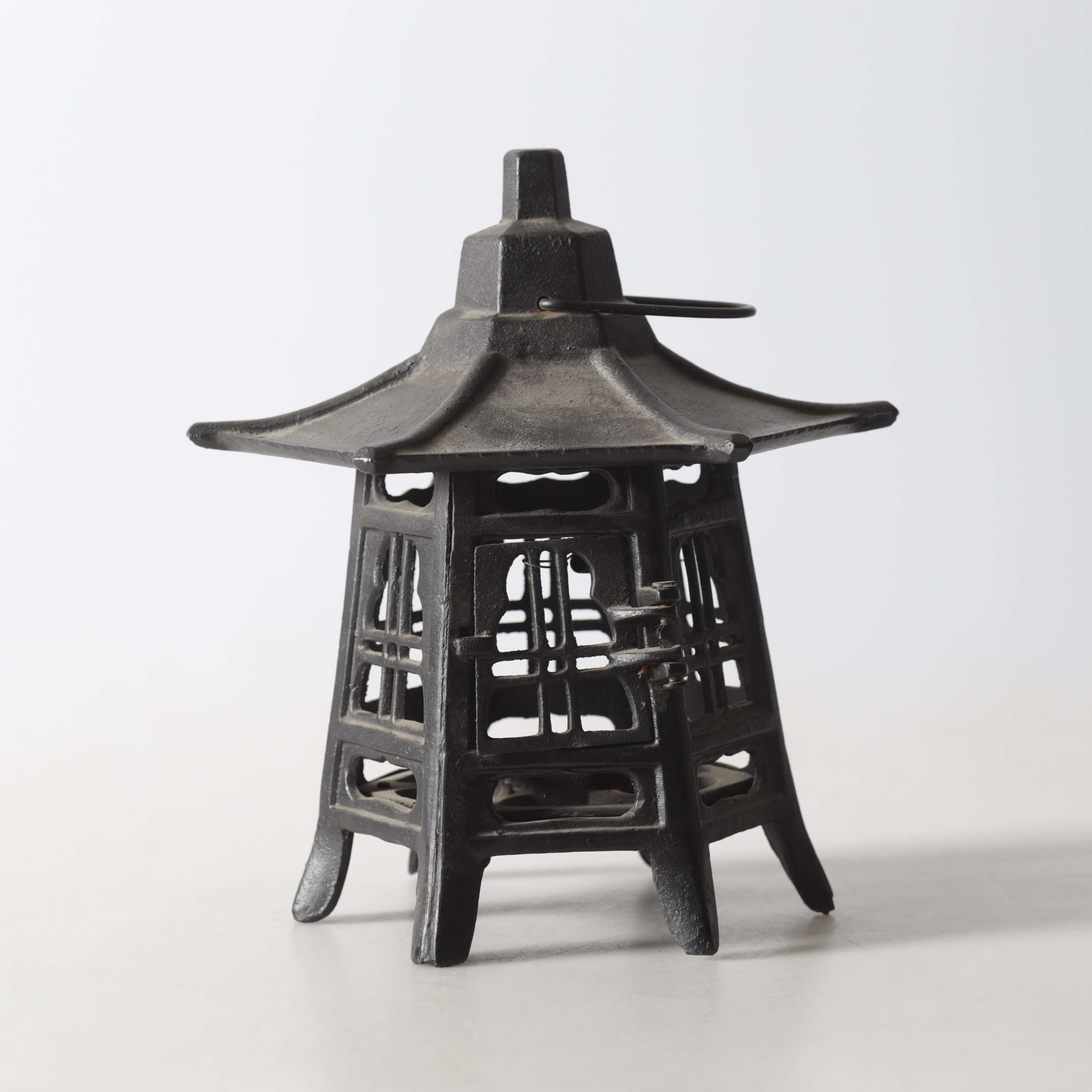 LJUSLYKTA, gjutjärn, Japansk stil, samtida.
