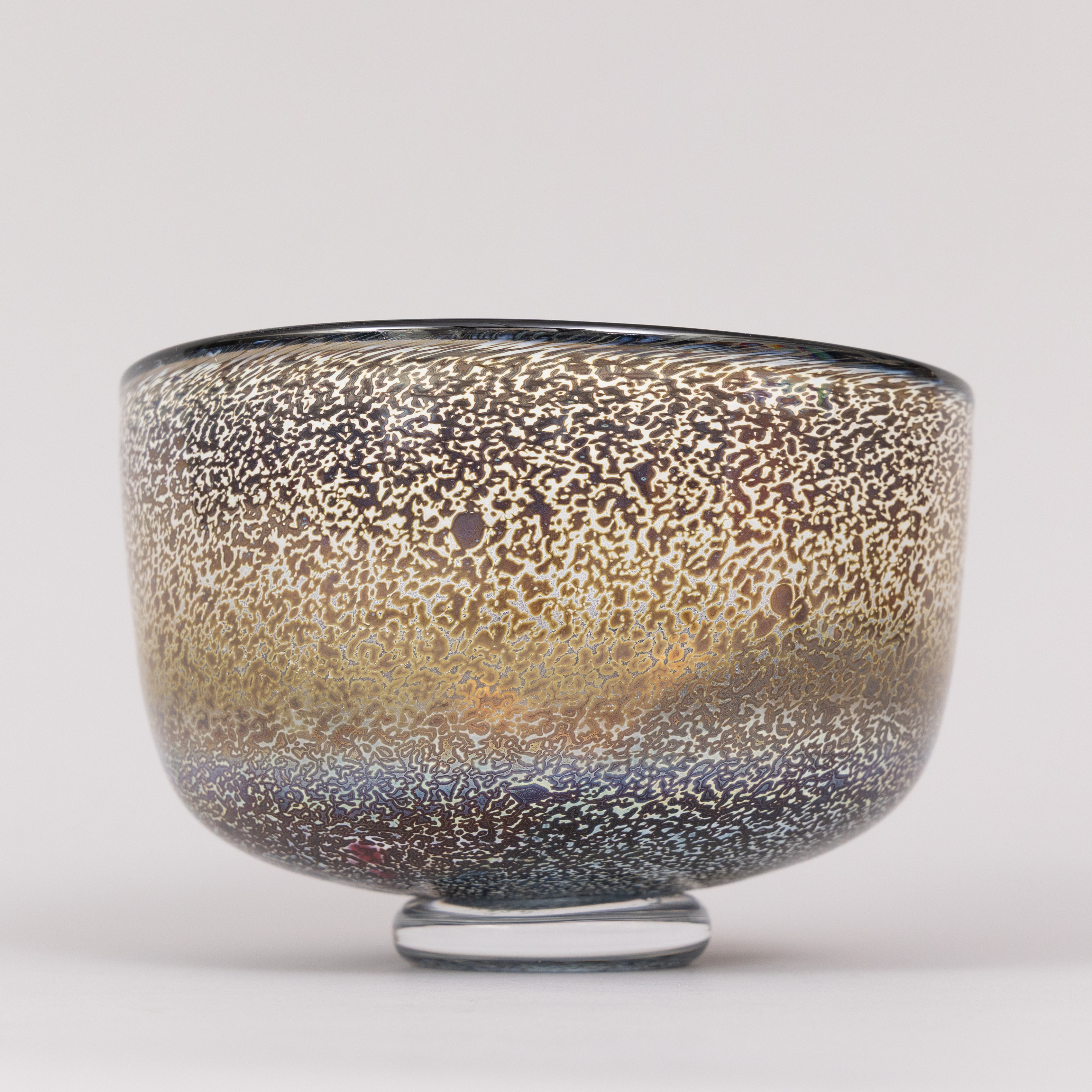 BERTIL VALLIEN. Skål, glas, Artists Collection, etikettmärkt, Kosta-Boda, signerad.