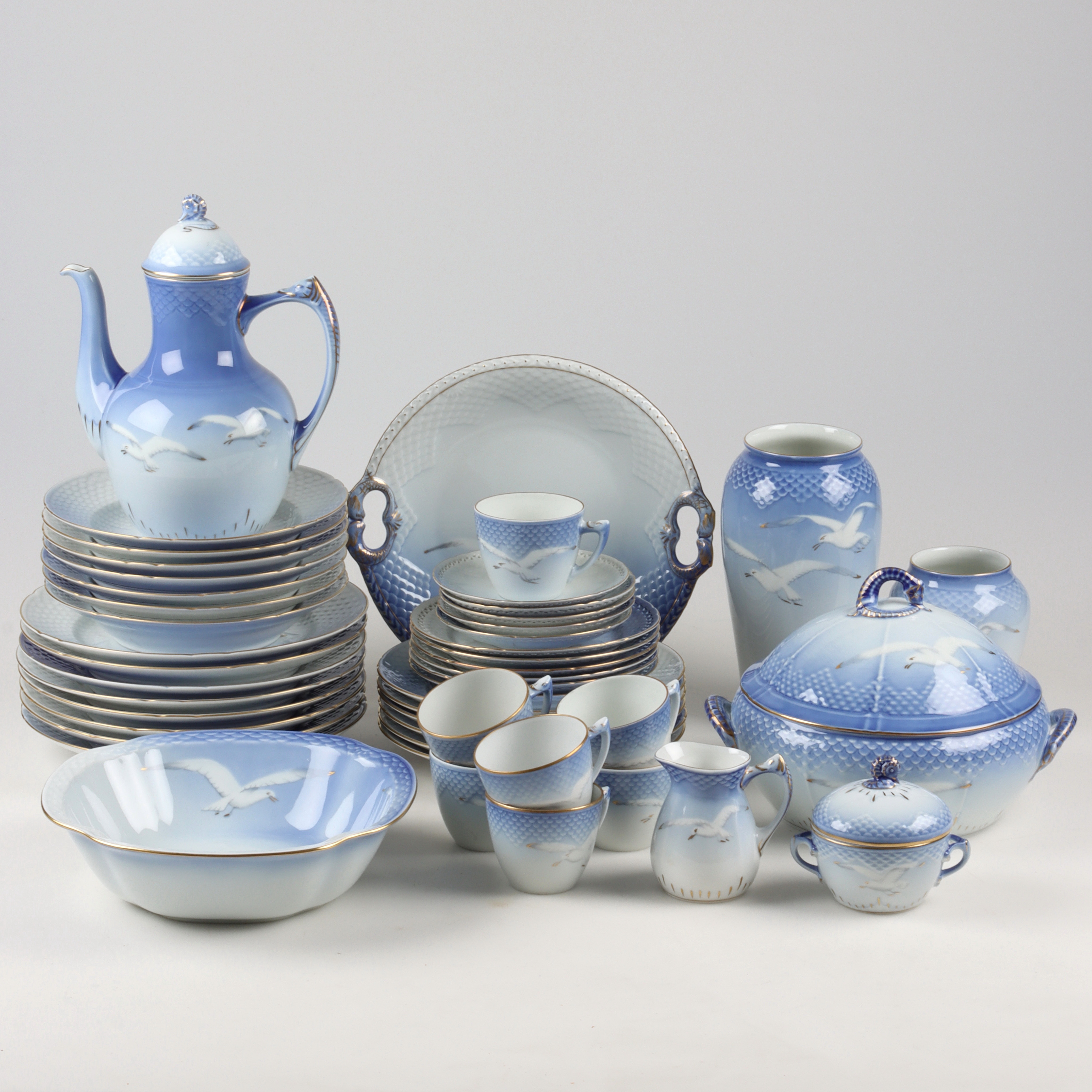 SERVISDELAR 47 delar, porslin, "Måsen", Bing & Gröndahl, Danmark.