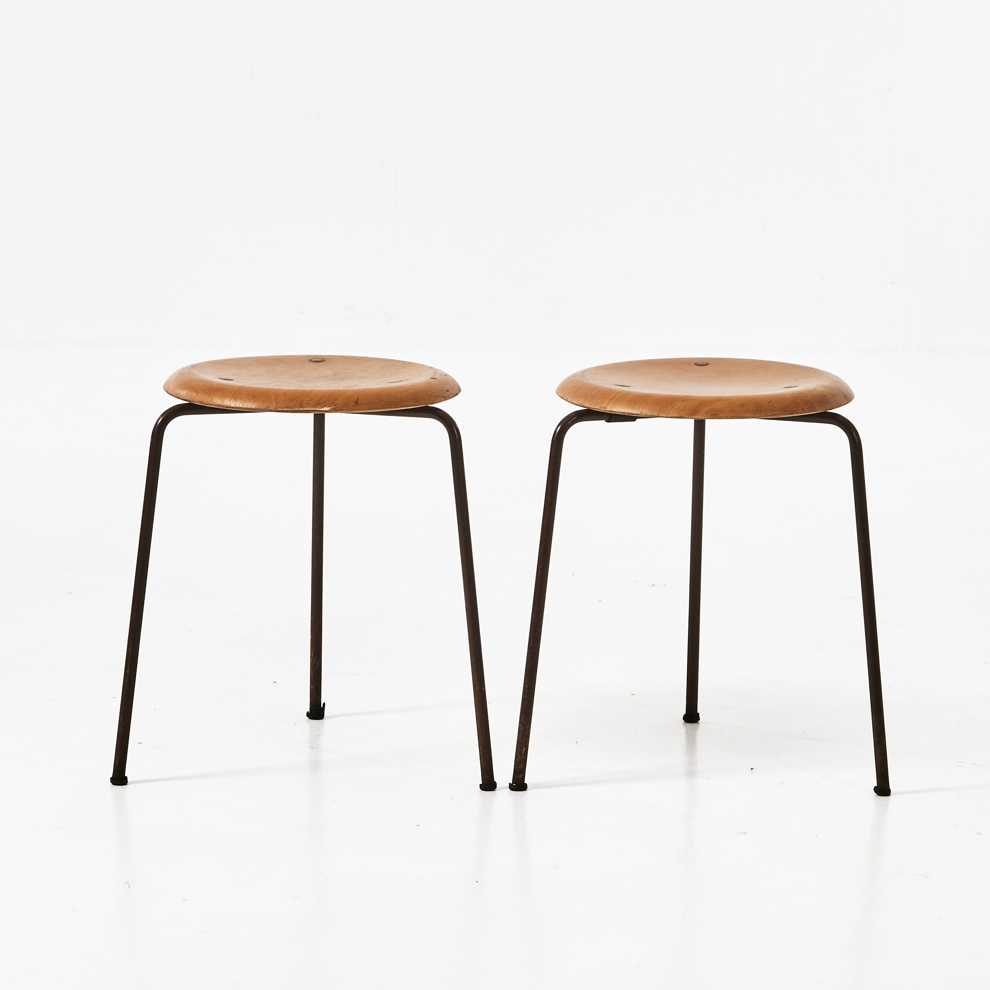 ARNE JACOBSEN. Pallar, 2 stycken, "Dot", Fritz Hansen, Danmark 1950-/60-tal.