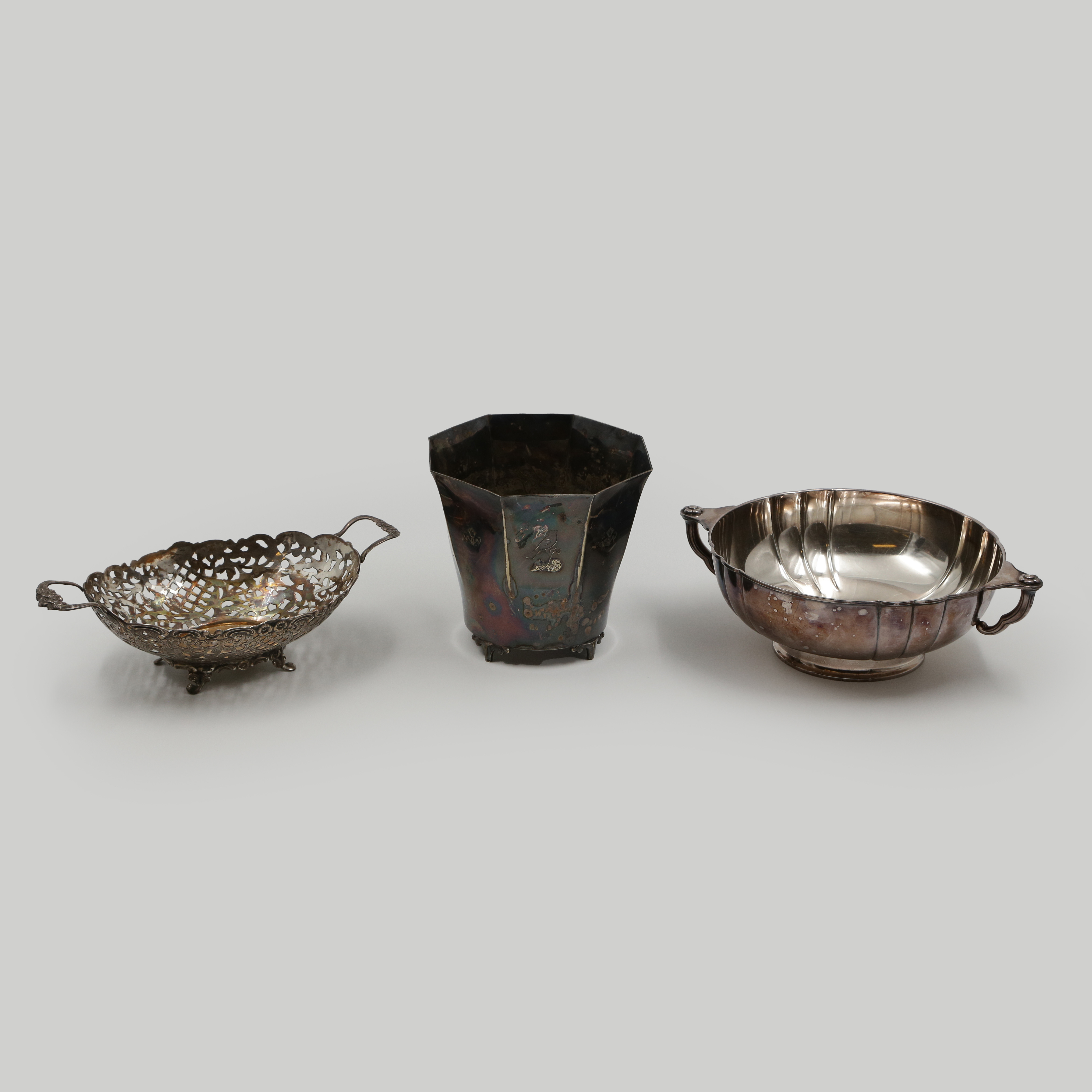 YTTERFODER (16,5cm), GALLERSKÅL (27cm), SKÅL MED HÄNKLAR (27cm) NYSILVER, 1900-TAL.