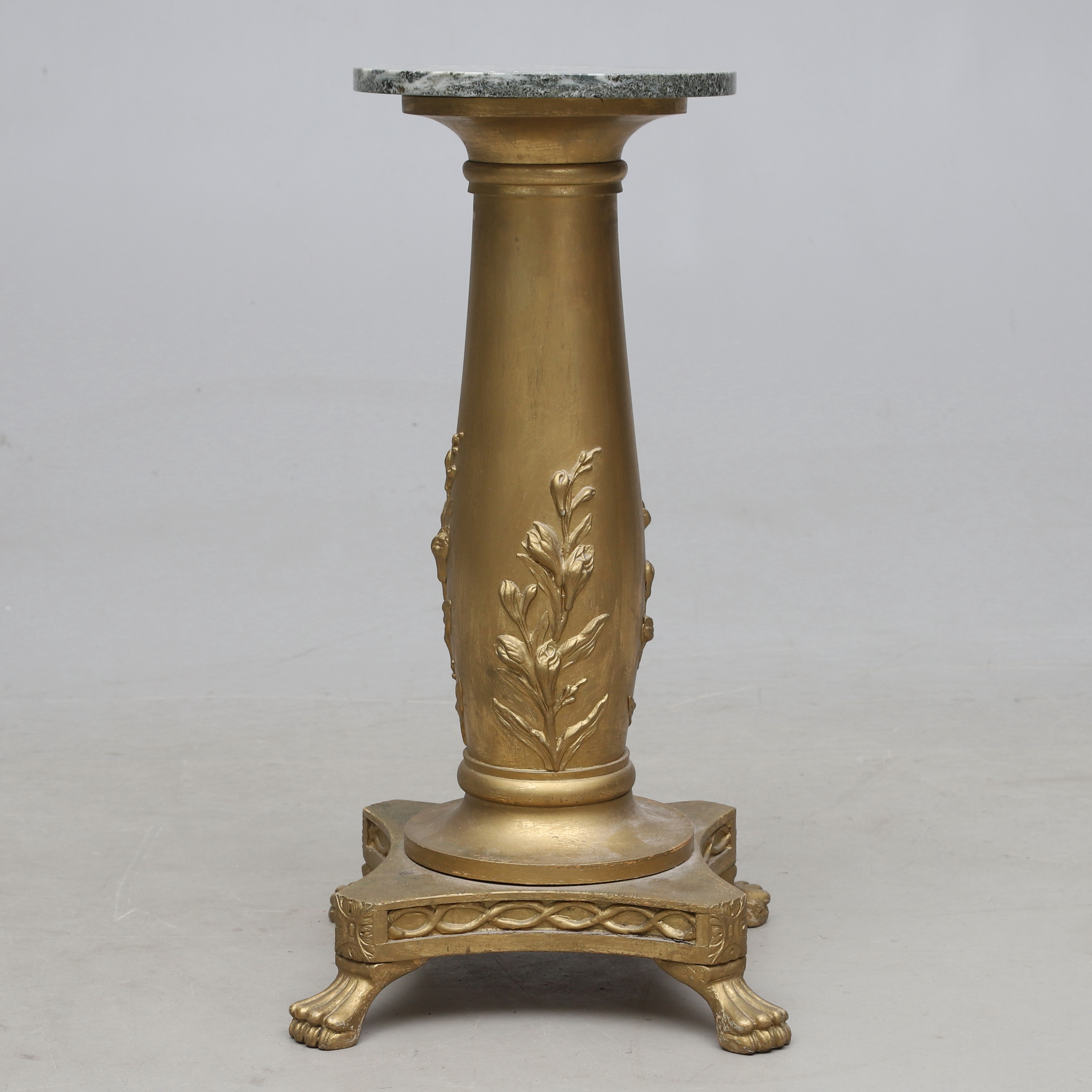 PIEDESTAL med marmor, omkring 1900-talets mitt.
