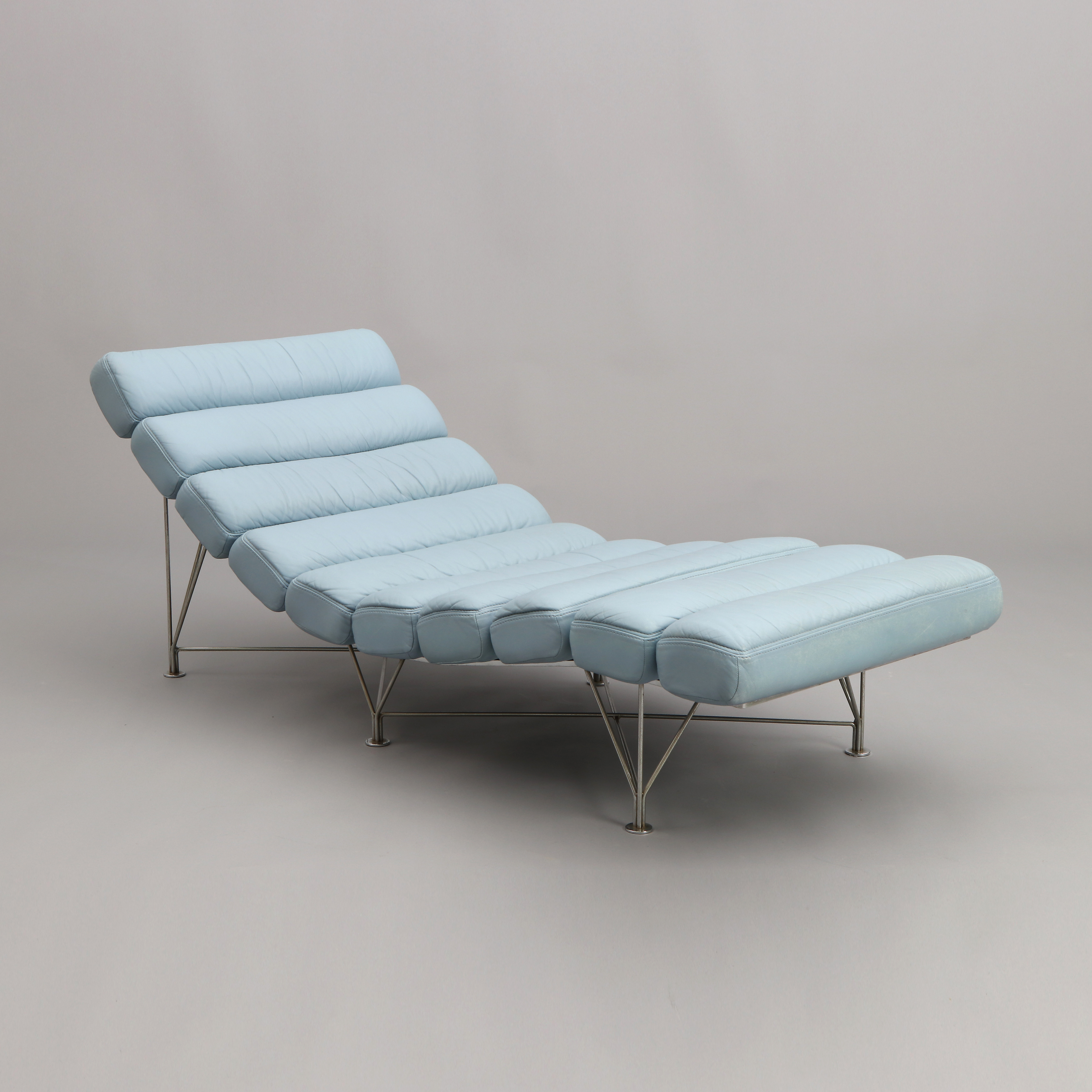 KENNETH BERGENBLAD. VILFÅTÖLJ. Stomme i förkromad metall, klädsel i ljusblå skinn. "Spider Lounge", Dux, 1980-tal. Omärkt.