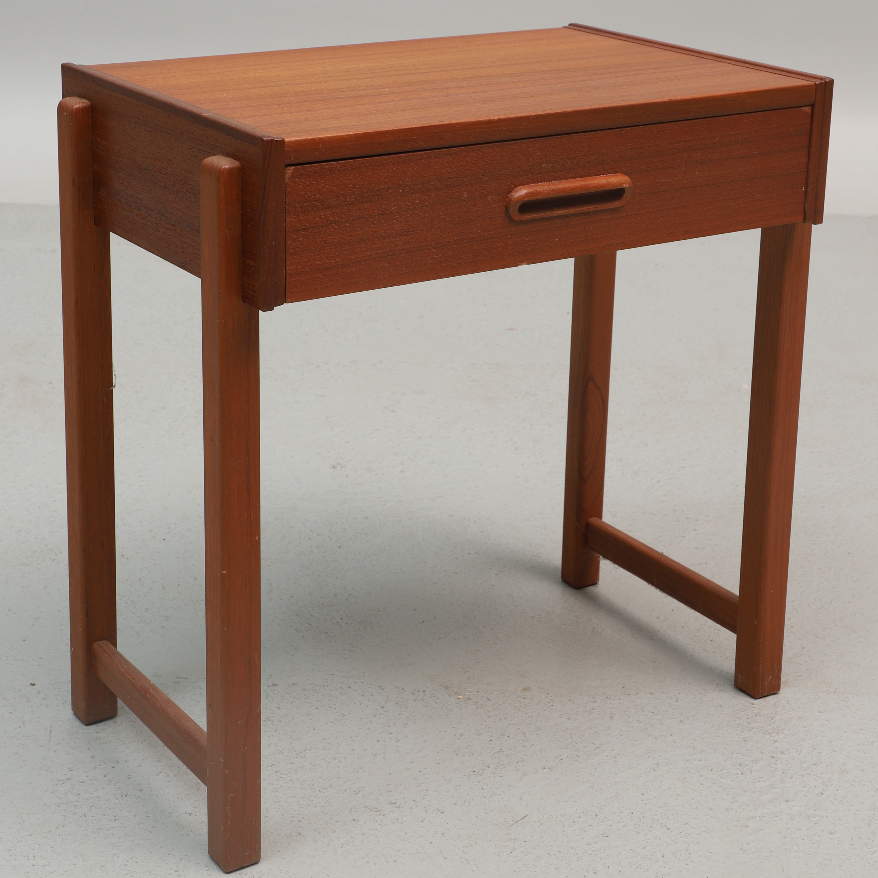 BYRÅ/NATTDUKSBORD, teak, 1960-tal.