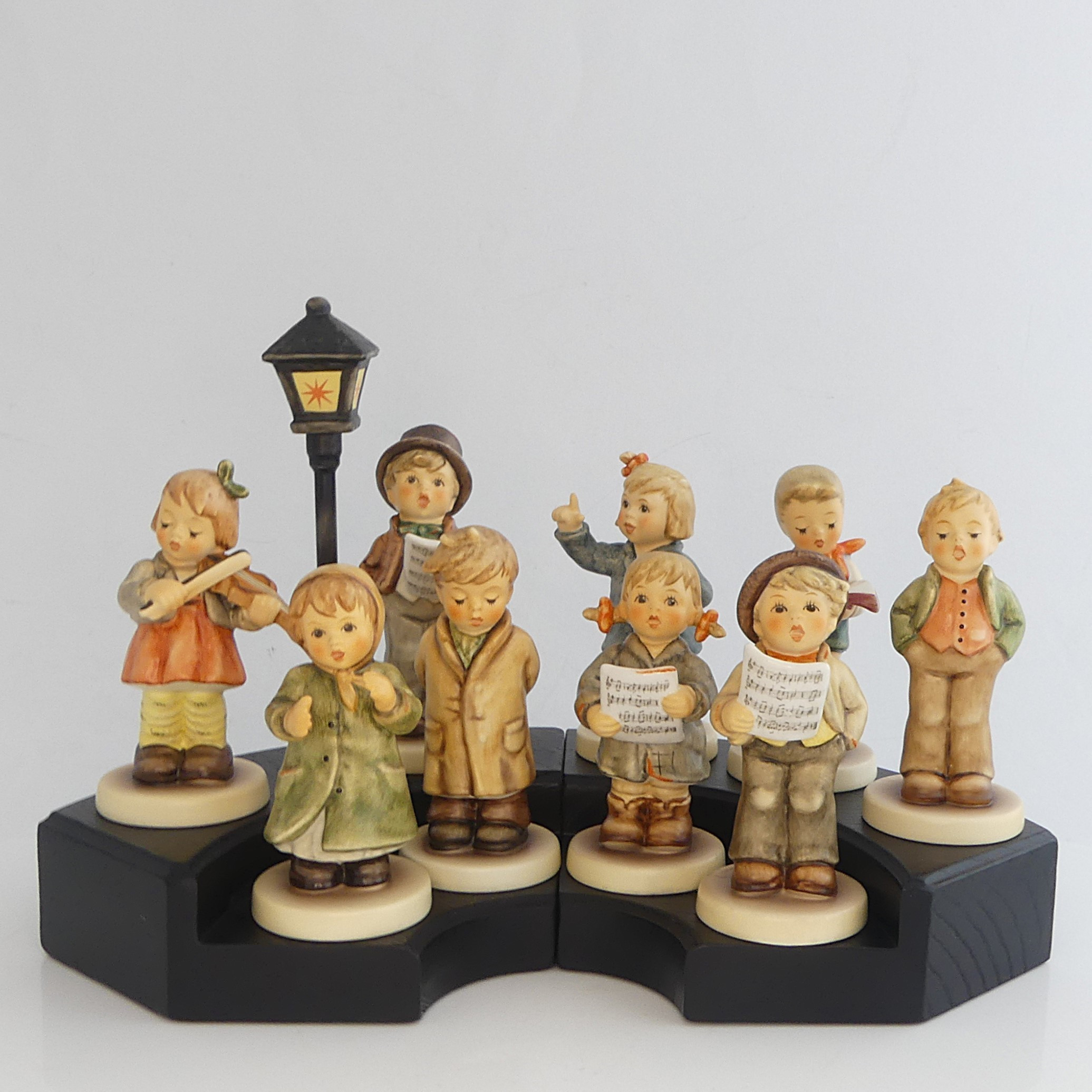 FIGURINER, 12 delar, kör i trappa, exclusive edition 2005/2006, M.I. Hummel Club Goebel tyskland.