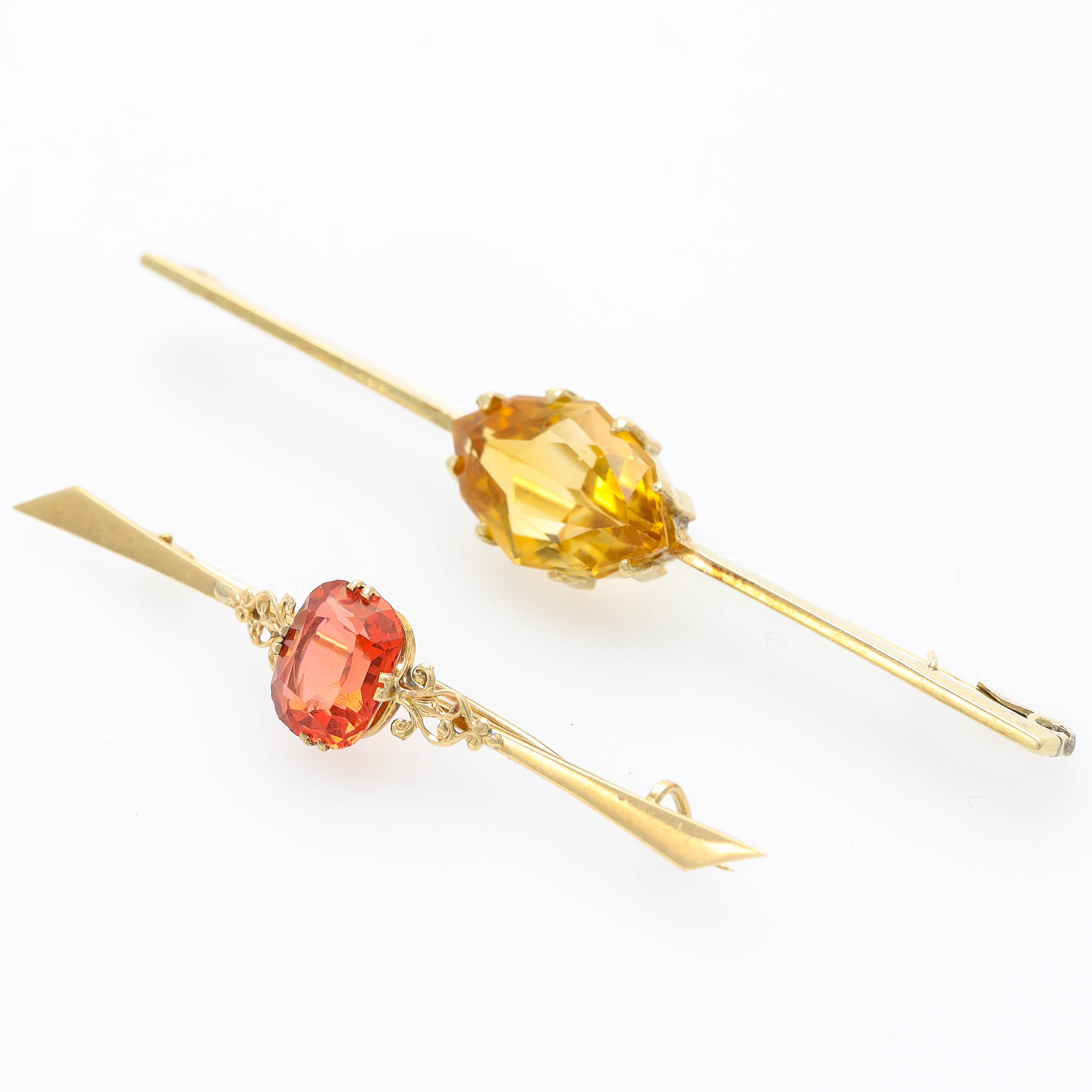 BROSCHER, 2 st, 14 k guld, citrin, 1900-talets mitt.
