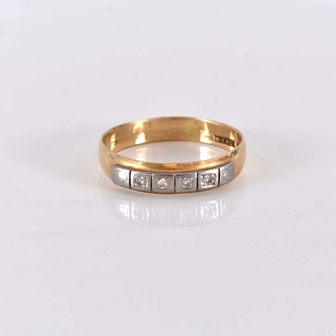RING, 18 karat rödguld med diamant om 0,05 carat.