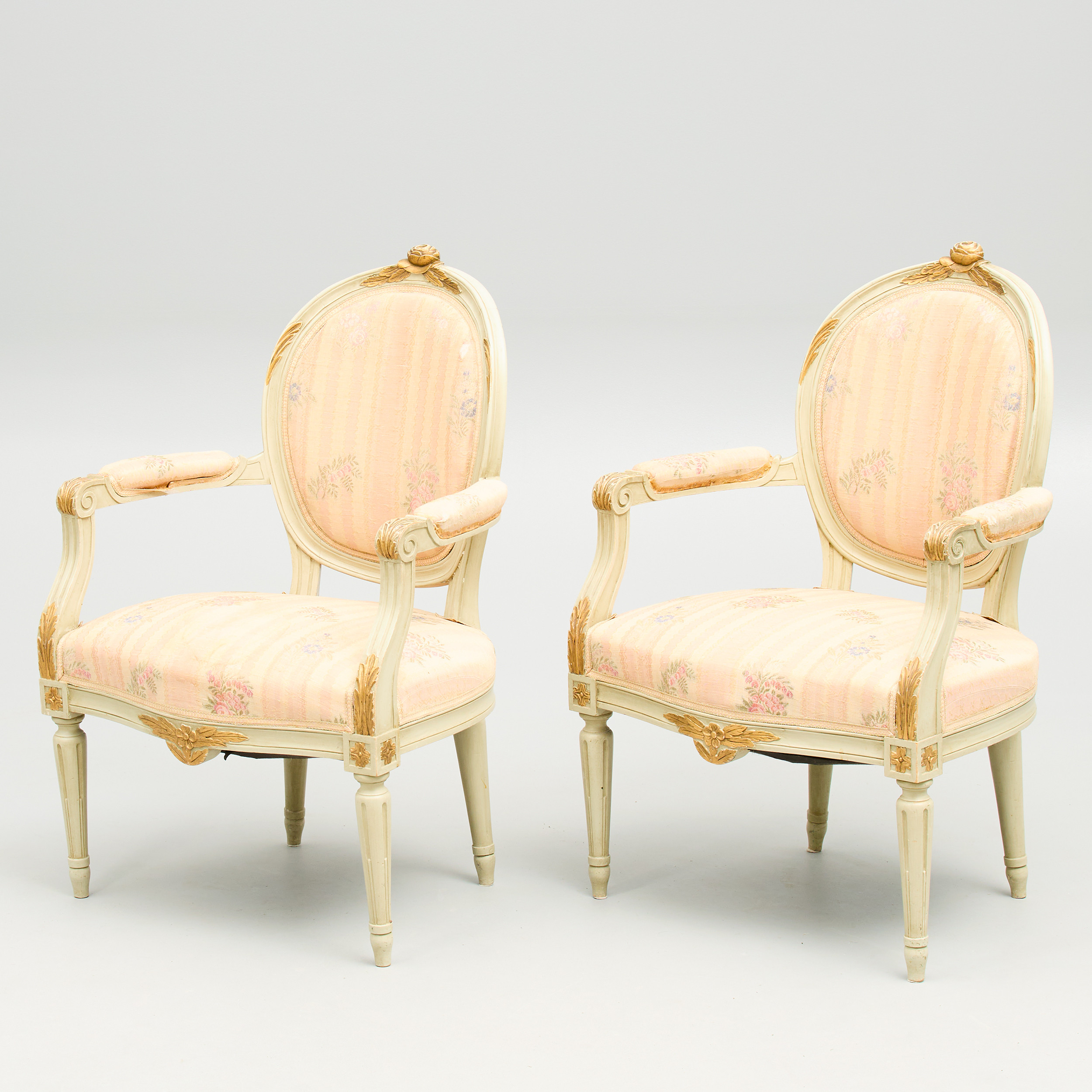 KARMSTOLAR. Ett par, gustaviansk stil, 1900-talets första hälft.