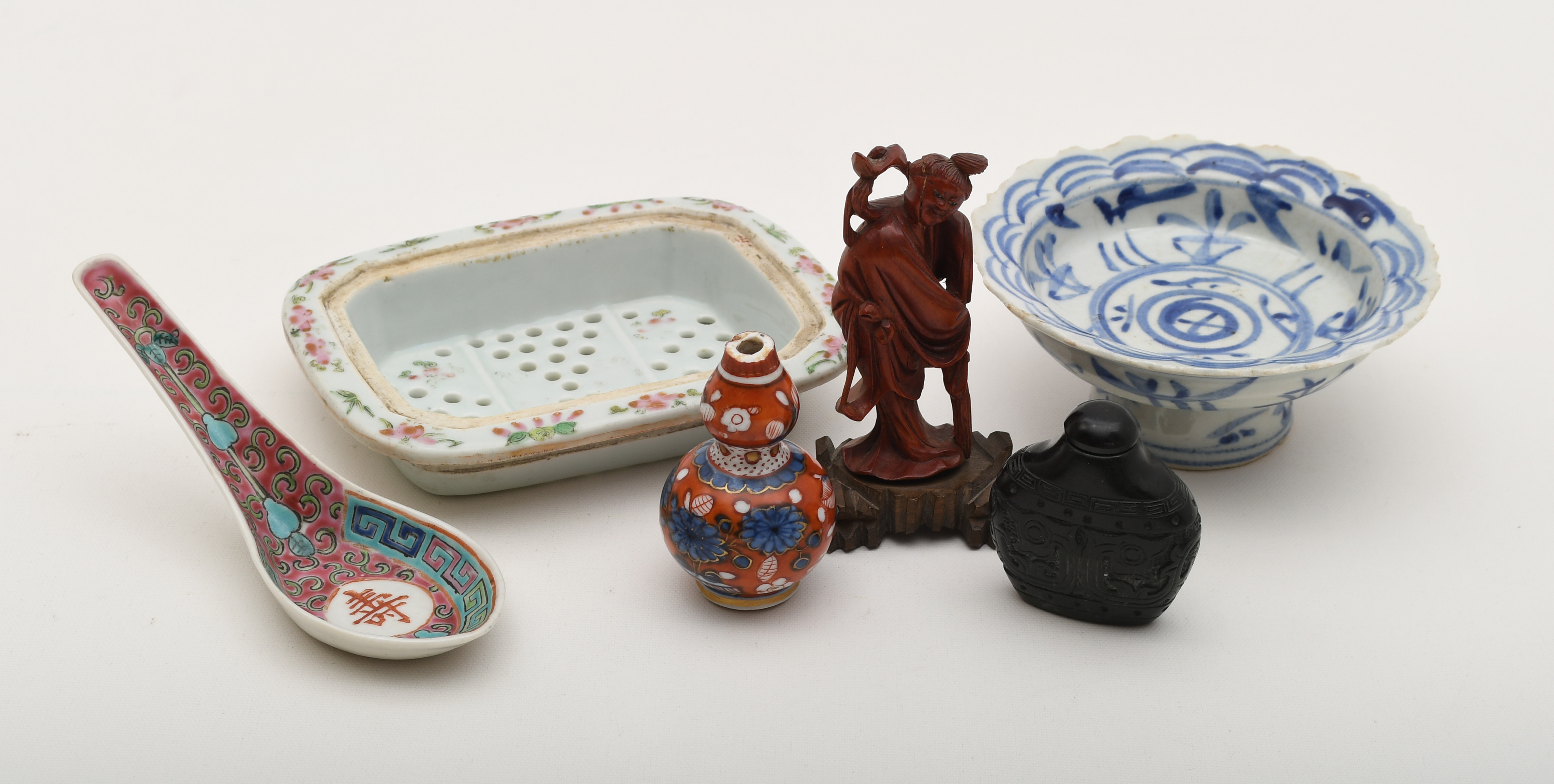 KINA. Offerskål, miniatyr objekt, snusflaska.