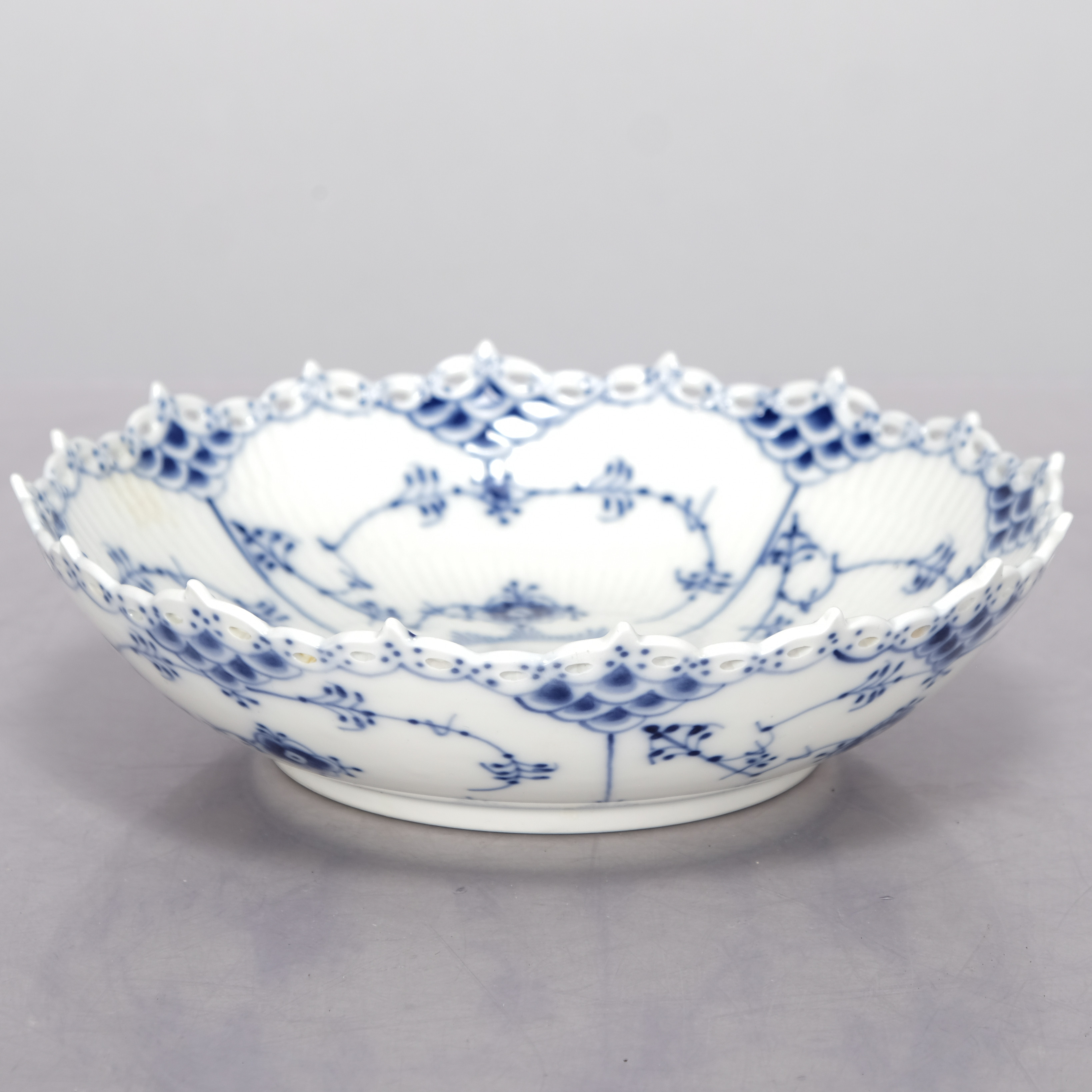 SKÅL, porslin, "Musselmalet", Helblond, Royal Copenhagen.