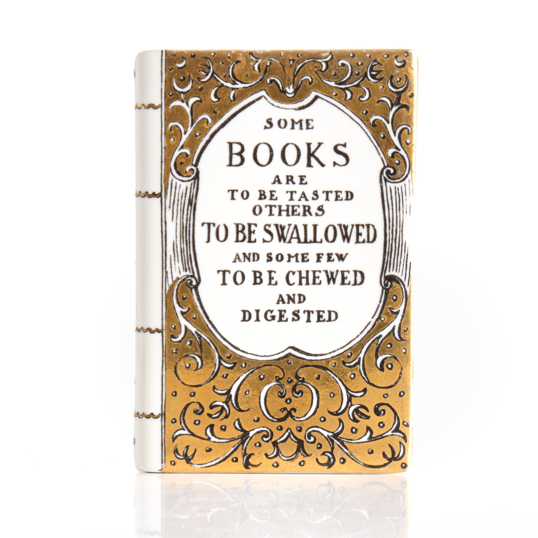 PIERO FORNASETTI (1913–1988). Pappersvikt i form av bok "Some Books are to be..", porslin, Italien, 1900-talets mitt. Stämpelmärkt: "Fornasetti - Milano - Made in Italy".