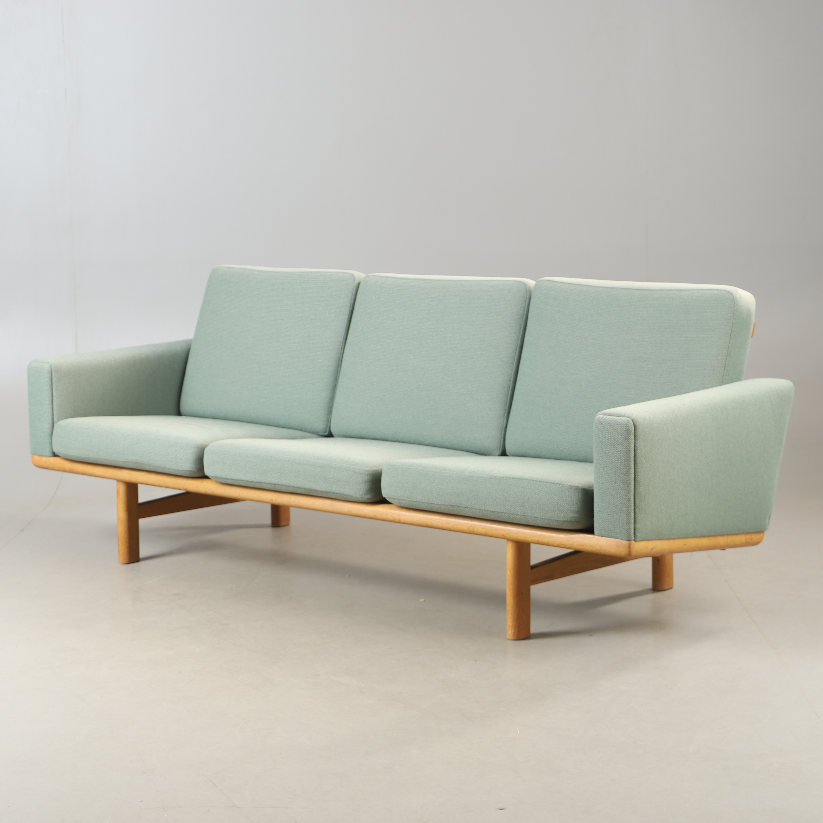 HANS J WEGNER. Soffa, "GE-236", ek, Getama, Gedsted, Danmark.