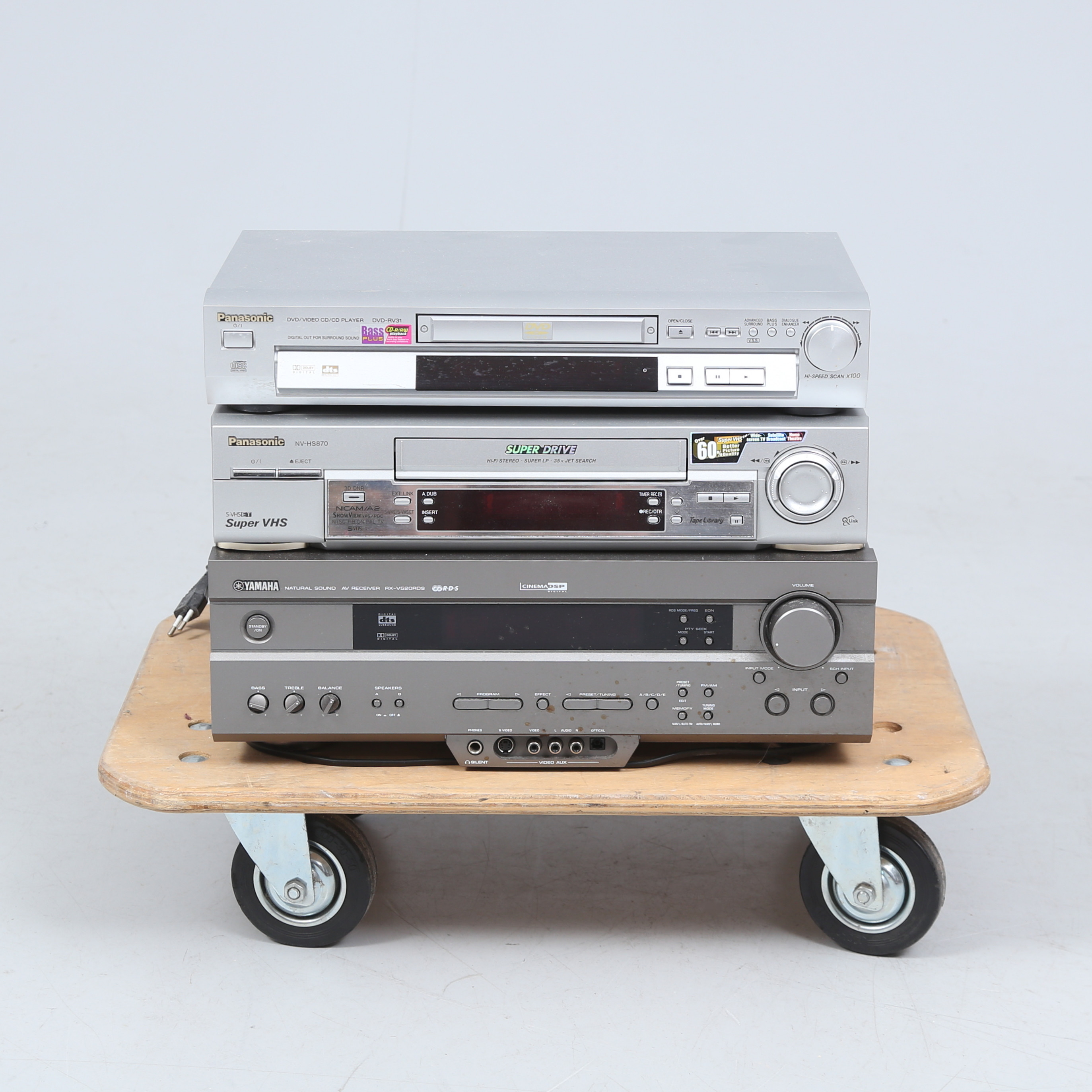 FÖRSTÄRKARE, DVD-SPELARE, VHS-SPELARE, Yamaha och Panasonic.