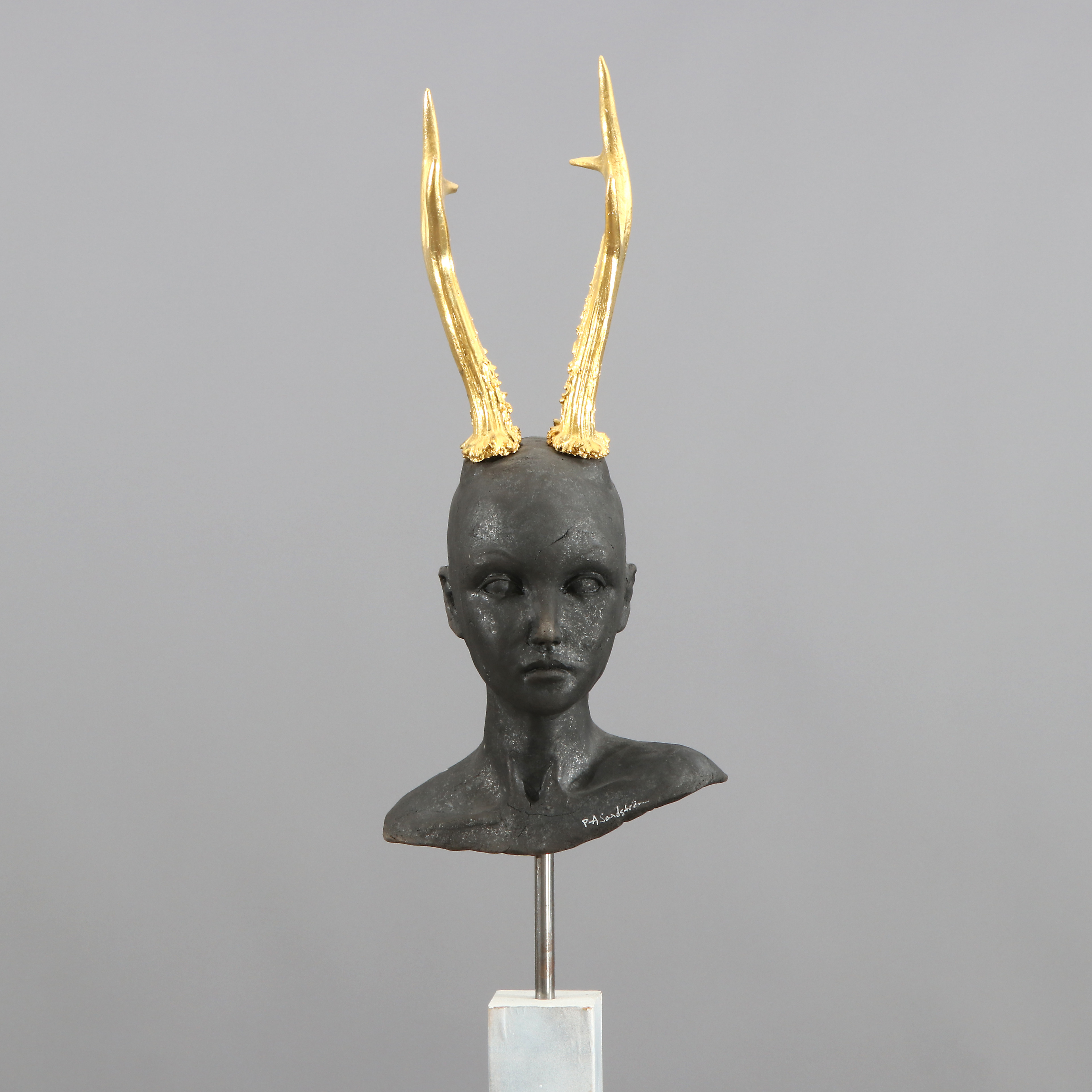 P-A SANDSTRÖM. SKULPTUR. Rakubränd keramik med förgyllda horn. På sockel. Samtida tillverkning.