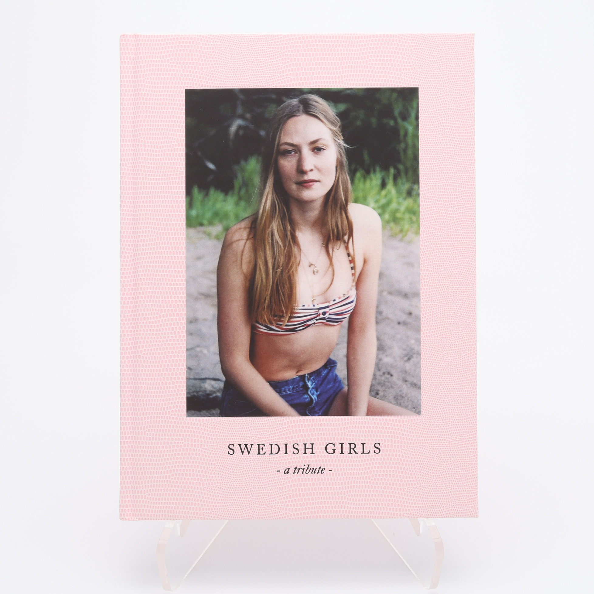 FOTO. DE SVENSKA FOTOGRAFERNA NINA ANDERSSON OCH LOUISE ENHÖRNINGS "SWEDISH GIRLS", 2014.