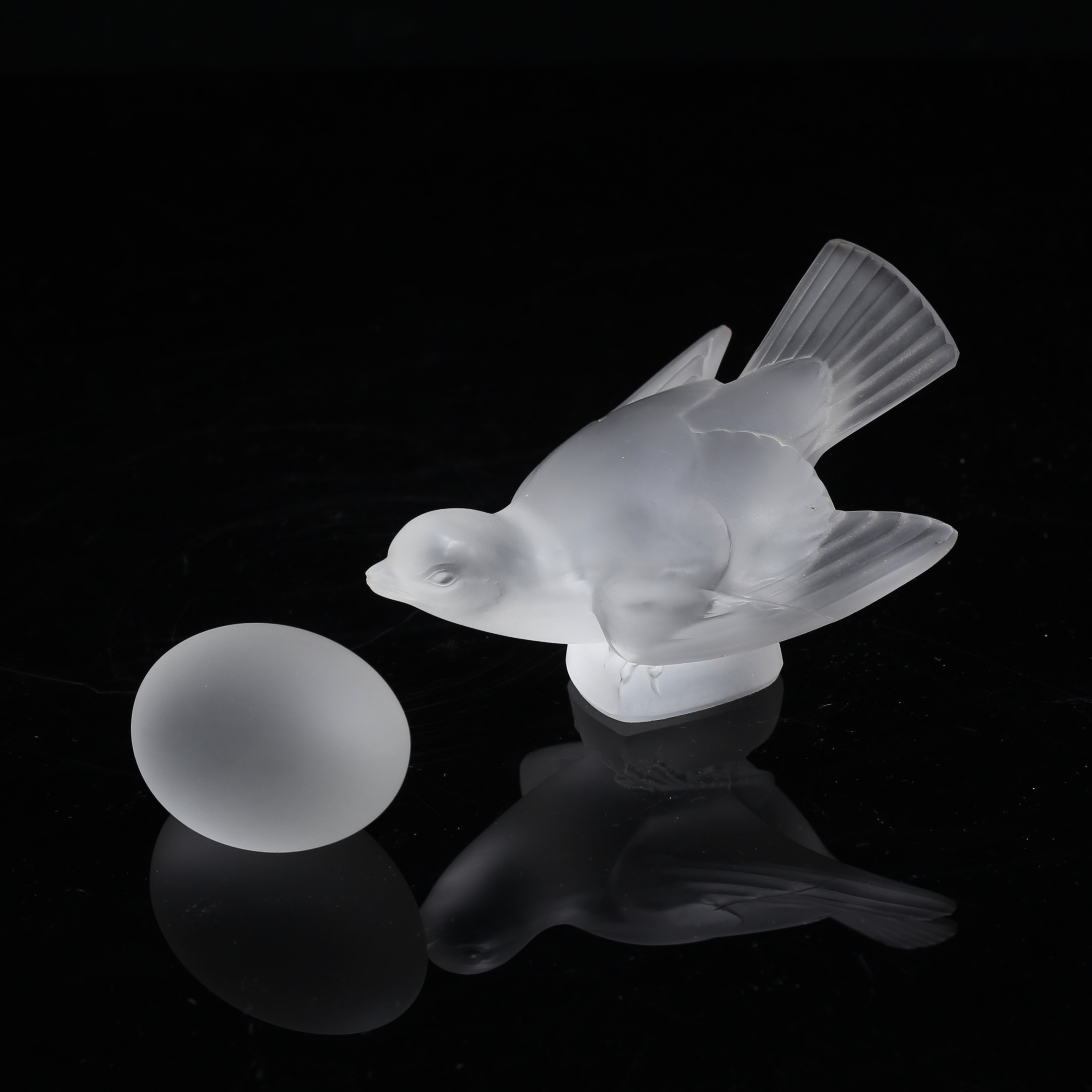 LALIQUE. Fågel samt ägg, frostat glas, Frankrike.