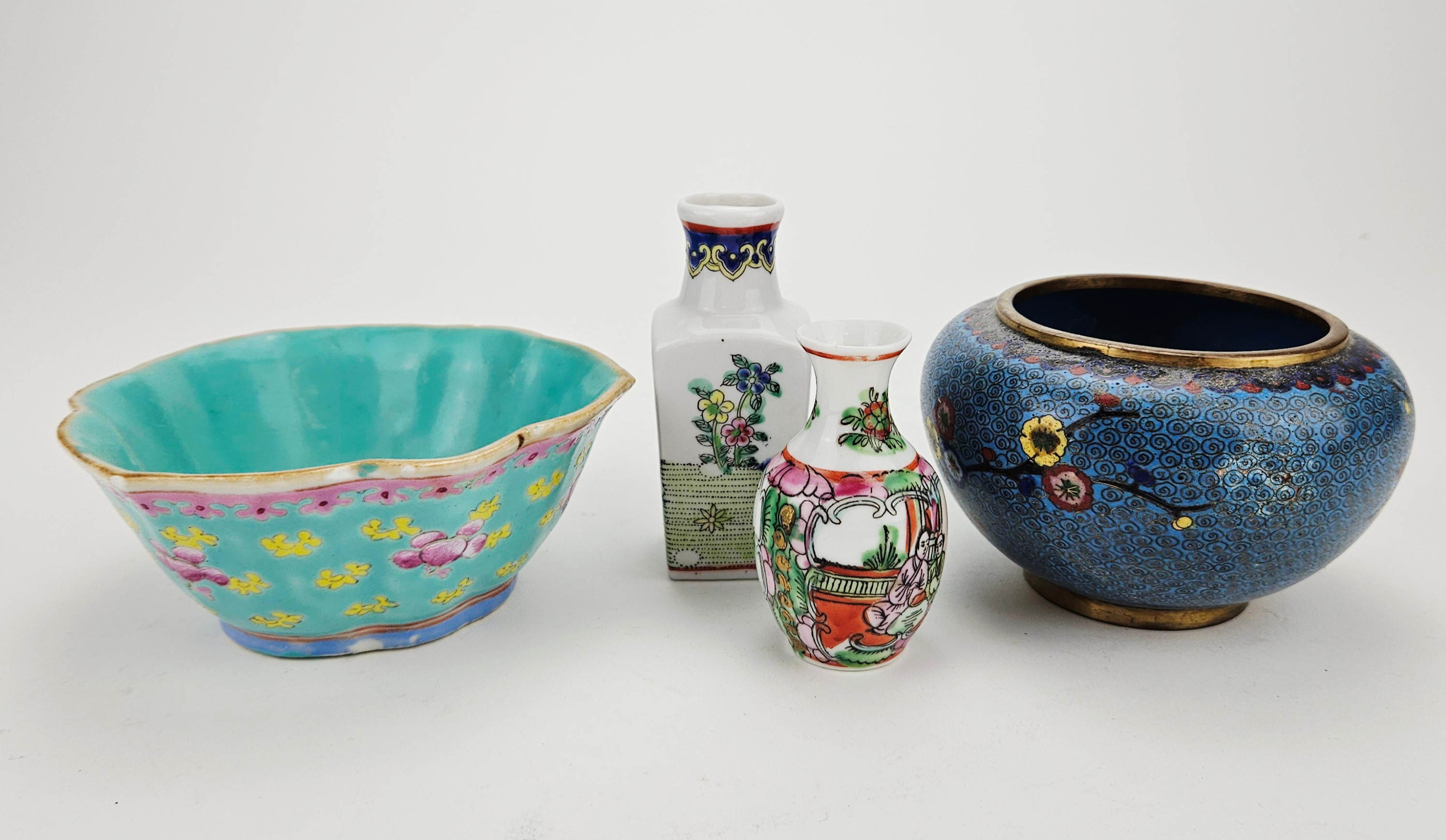 ORIENTALISKA FÖREMÅL, 4 delar, keramik samt cloisonne.