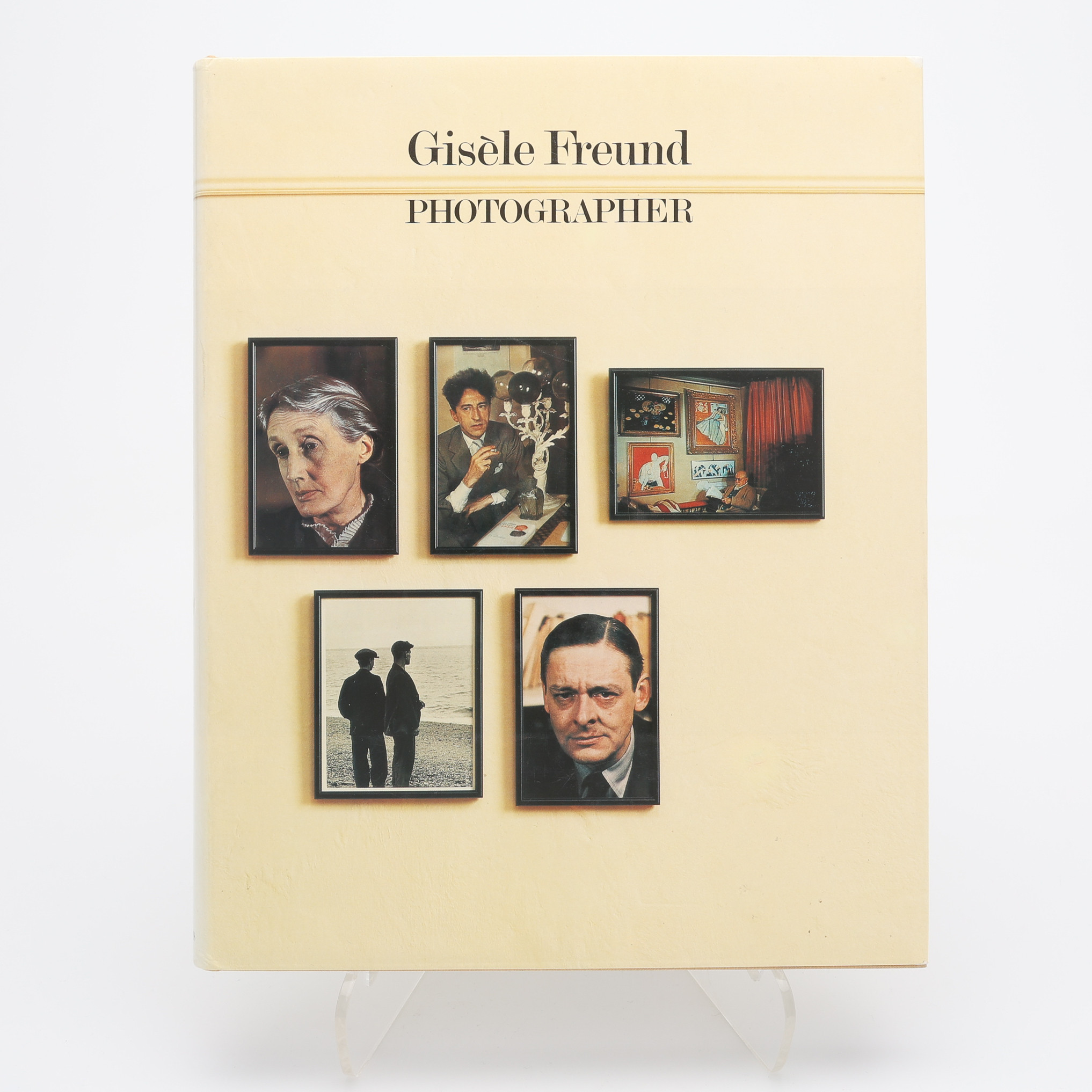 FOTO. DEN TYSK-FRANSKE FOTOGRAFEN GISÈLE FREUNDS "PHOTOGRAPHER" I FÖRSTA UPPLAGAN, 1985.