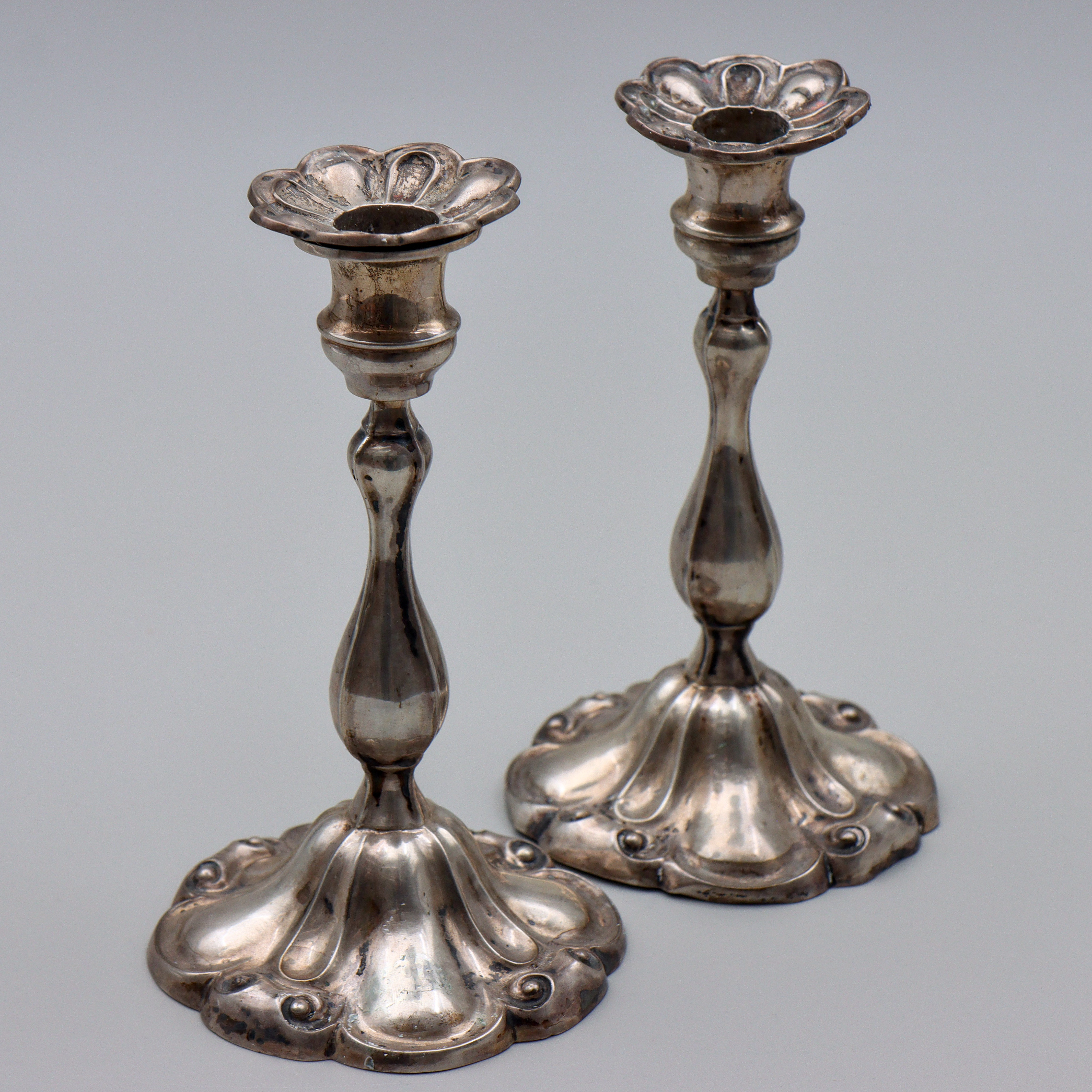 CARL NYSTRÖM. LJUSSTAKAR, PARET, SILVER, LÖSA LJUSHÅLLARE, T4 (1849) STOCKHOLM.