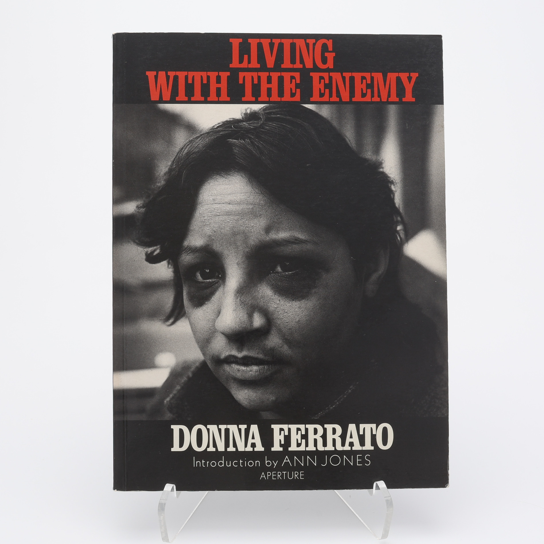 FOTO. DEN AMERIKANSKE FOTOGRAFEN DONNA FERRATOS "LIVING WITH THE ENEMY" I FÖRSTA UPPLAGAN, 1991.