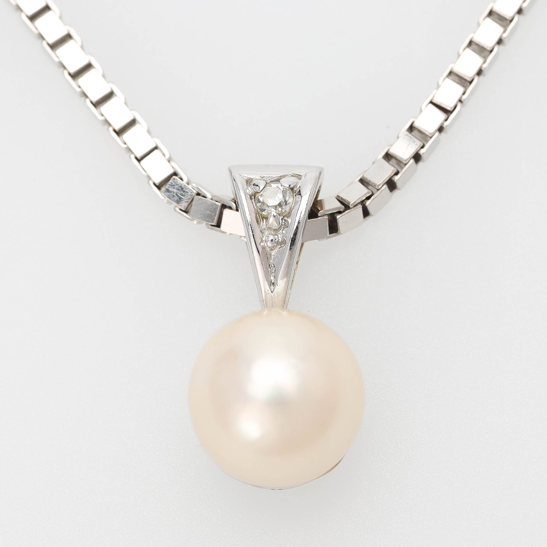 HÄNGE med KEDJA, 18 k vitguld, odlad pärla, 6,8 mm, samt diamant, Balestra, Italien.