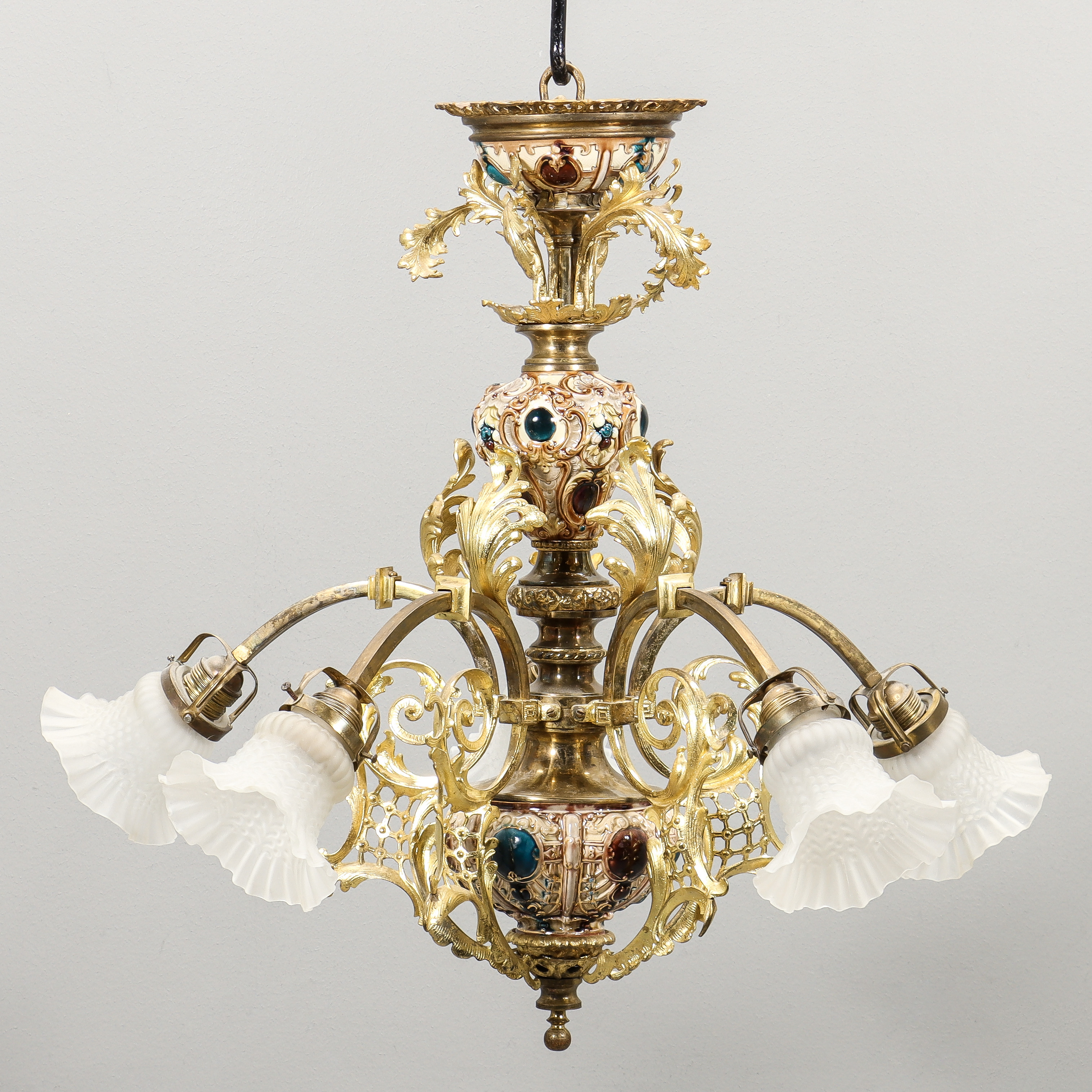 TAKLAMPA Majolika, mässing och gjuten metall, 1900-talets första hälft.